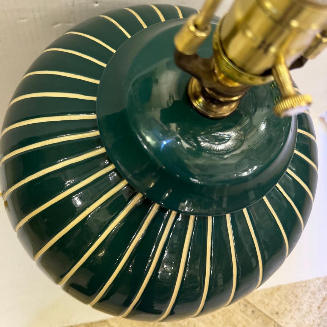 Grüne Vintage-Lampe im Zustand „Gut“ im Angebot in New York, NY