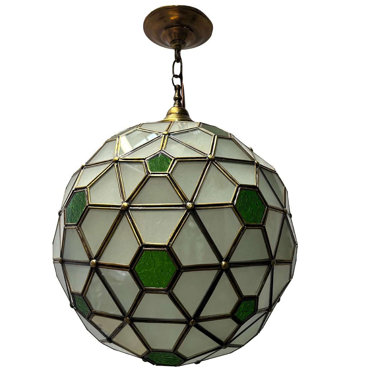 Coppia di lampadari in vetro smerigliato e verde marocchino degli anni '60 circa con luce interna. Venduto singolarmente.

Misure:
Diametro: 16