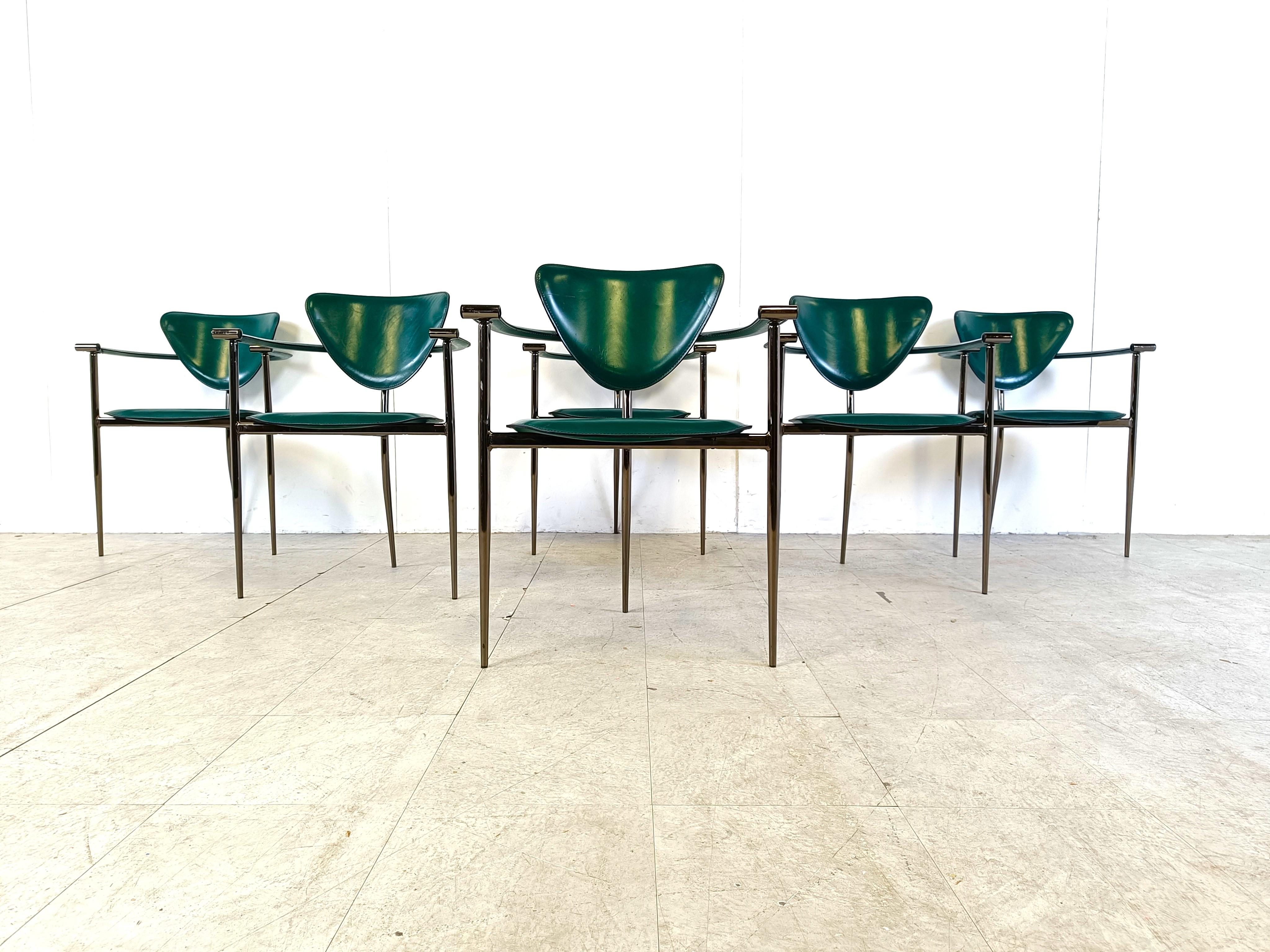 Set of 6 italian dining chairs consisting of metal frames with dark green leather upholstery.

Cool tripod design with curved metal legs.

Very good condition

1980s - Italy

Dimensions:
Height: 80cm/31.49