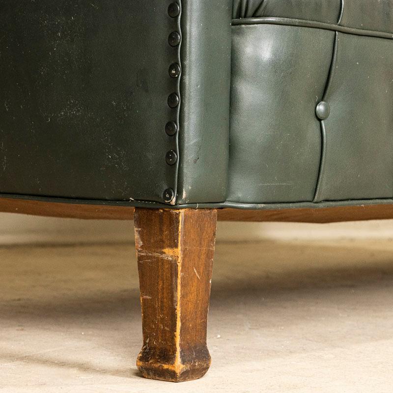 Chesterfield-Sofa aus grünem Leder aus Dänemark im Angebot 1