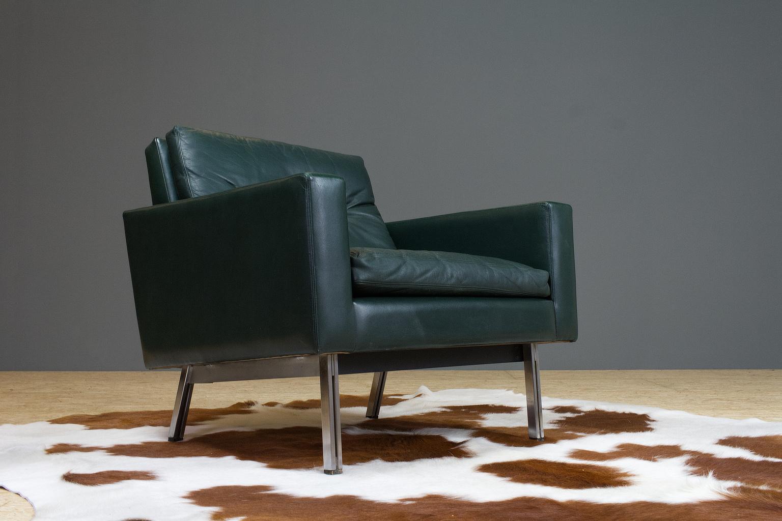 This great cube lounge chair, executed in a great quality dark green leather, was designed by Hein Salomonson and manufactered by A.Polak, Amsterdam 1960s. The chair is in good vintage condition, as shown on photos. The construction of the chromed