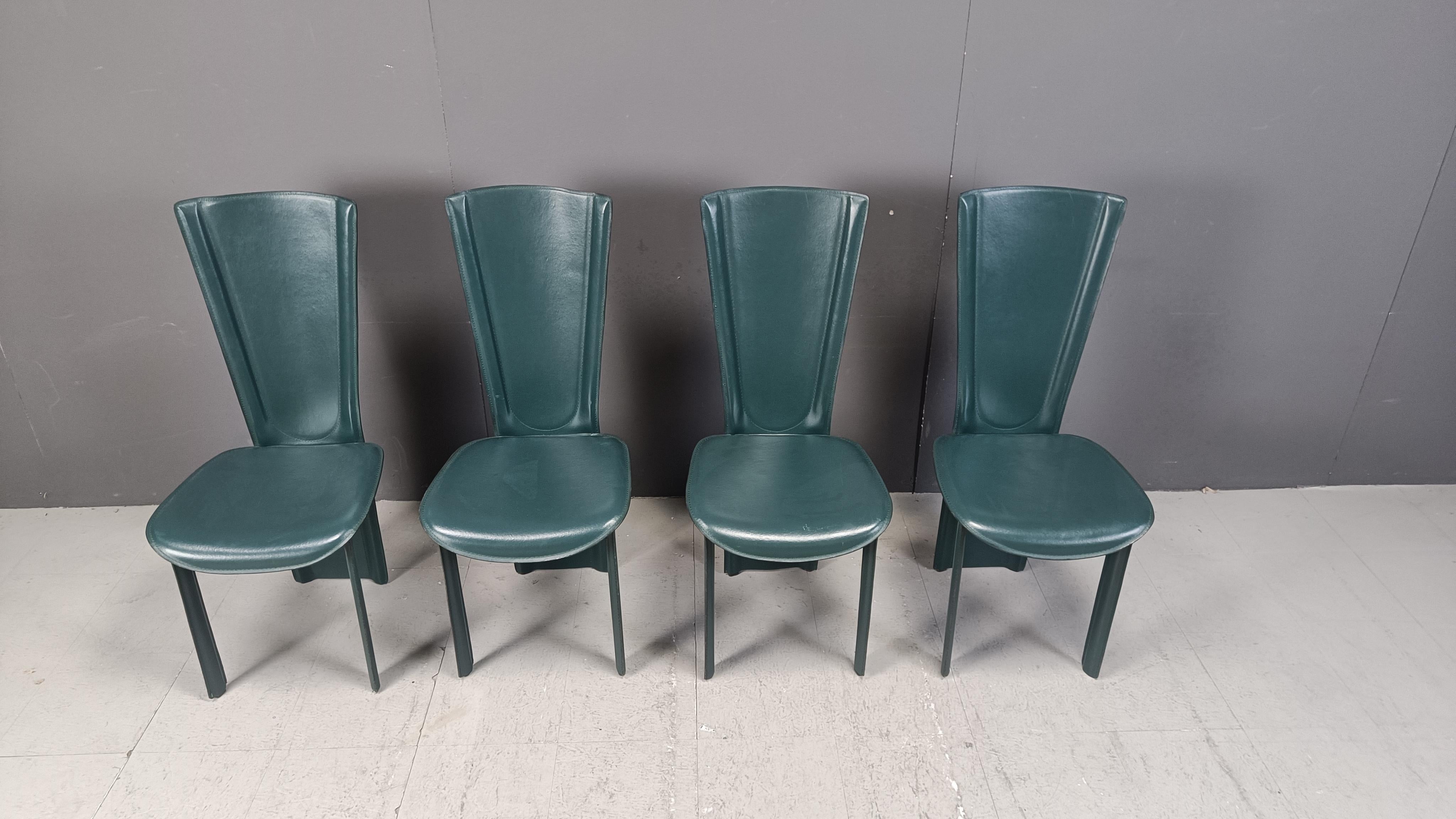 Set di 4 sedie da pranzo italiane con rivestimento in pelle martellata verde.

Bellissimo design

anni '80 - Italia

Ottime condizioni

Dimensioni:
Altezza: 105 cm
Larghezza: 45 cm
Profondità: 45 cm
Altezza della seduta: 45 cm

Rif.: 25021101

*Il