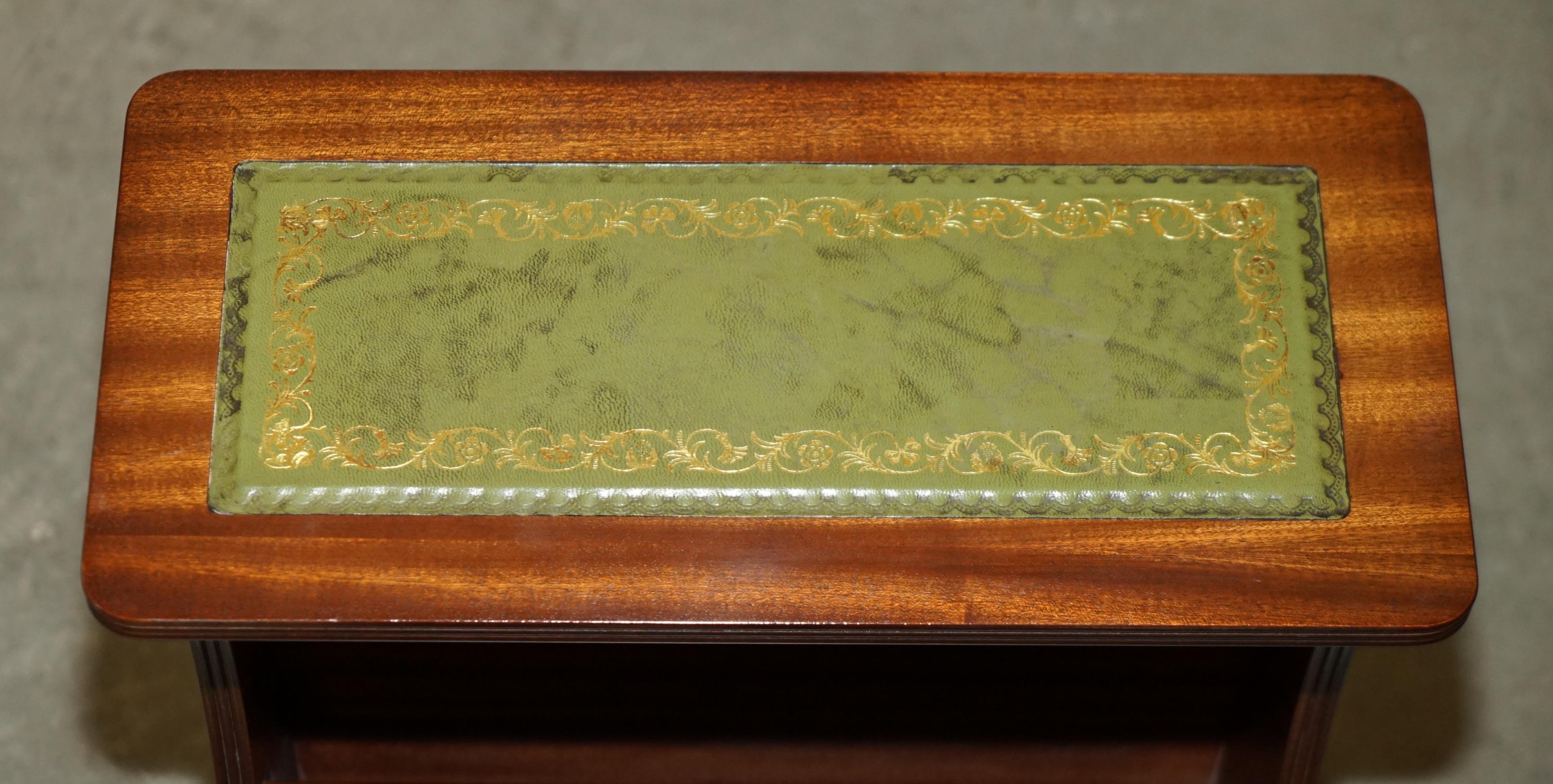 Mid-Century Modern ViNTAGE GREEN LEATHER & FLAMED HARDWOOD SIDE END WINE TABLE MAGAZINE RACK For Sale