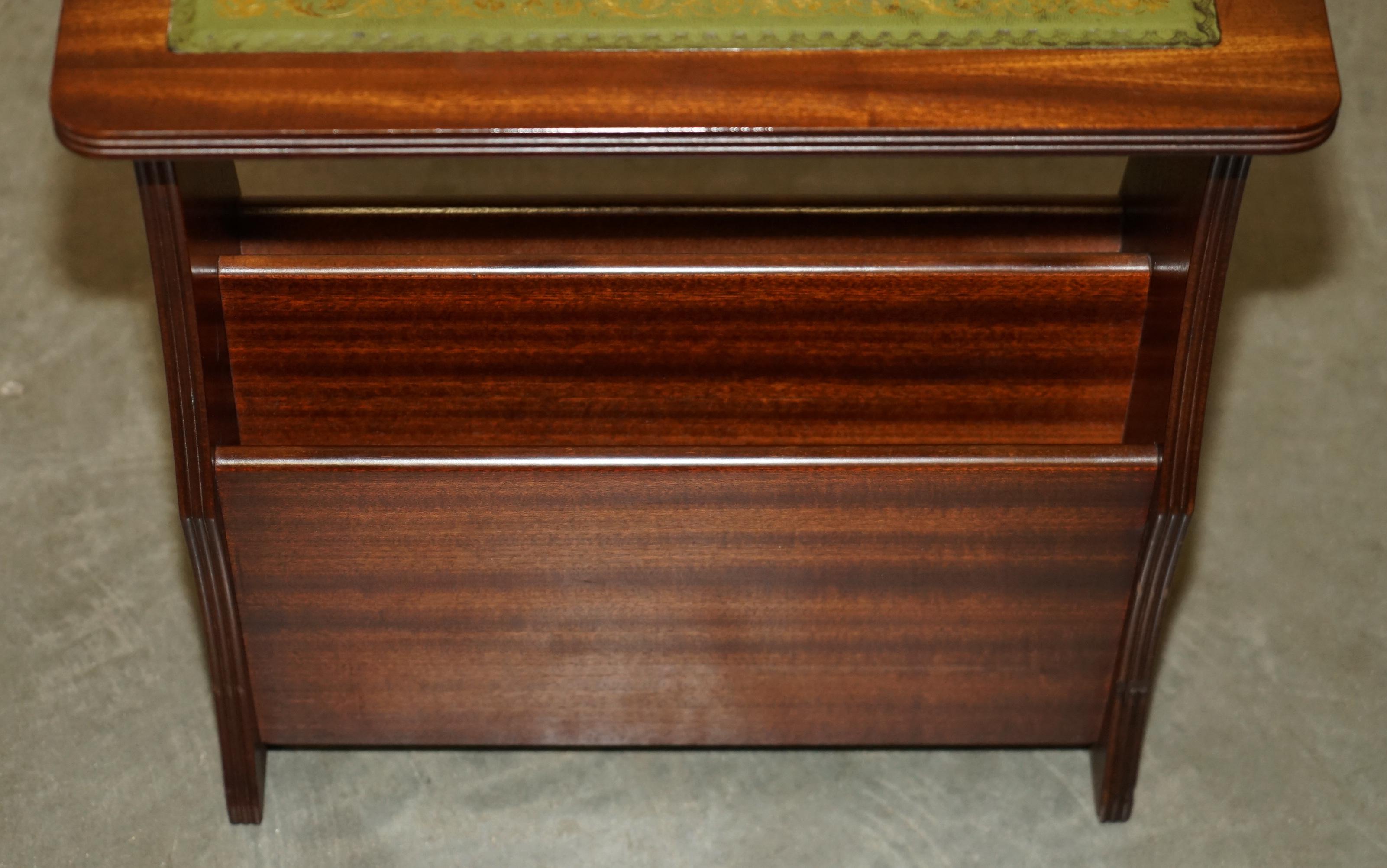 ViNTAGE GREEN LEATHER & FLAMED HARDWOOD SIDE END WINE TABLE MAGAZINE RACK In Good Condition For Sale In West Sussex, Pulborough