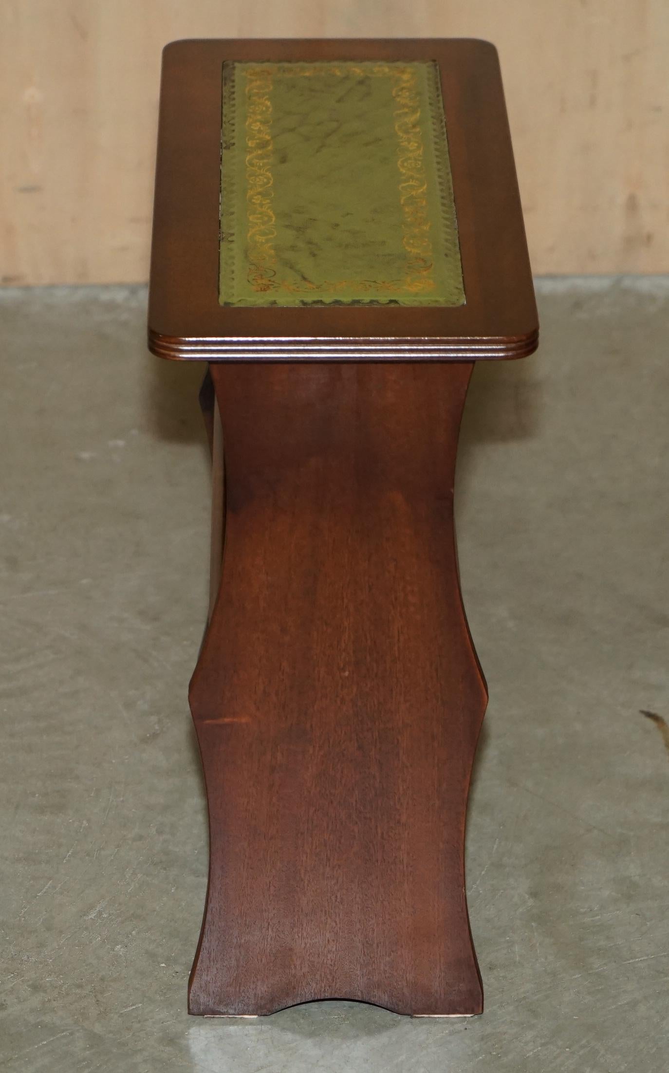 20th Century ViNTAGE GREEN LEATHER & FLAMED HARDWOOD SIDE END WINE TABLE MAGAZINE RACK For Sale