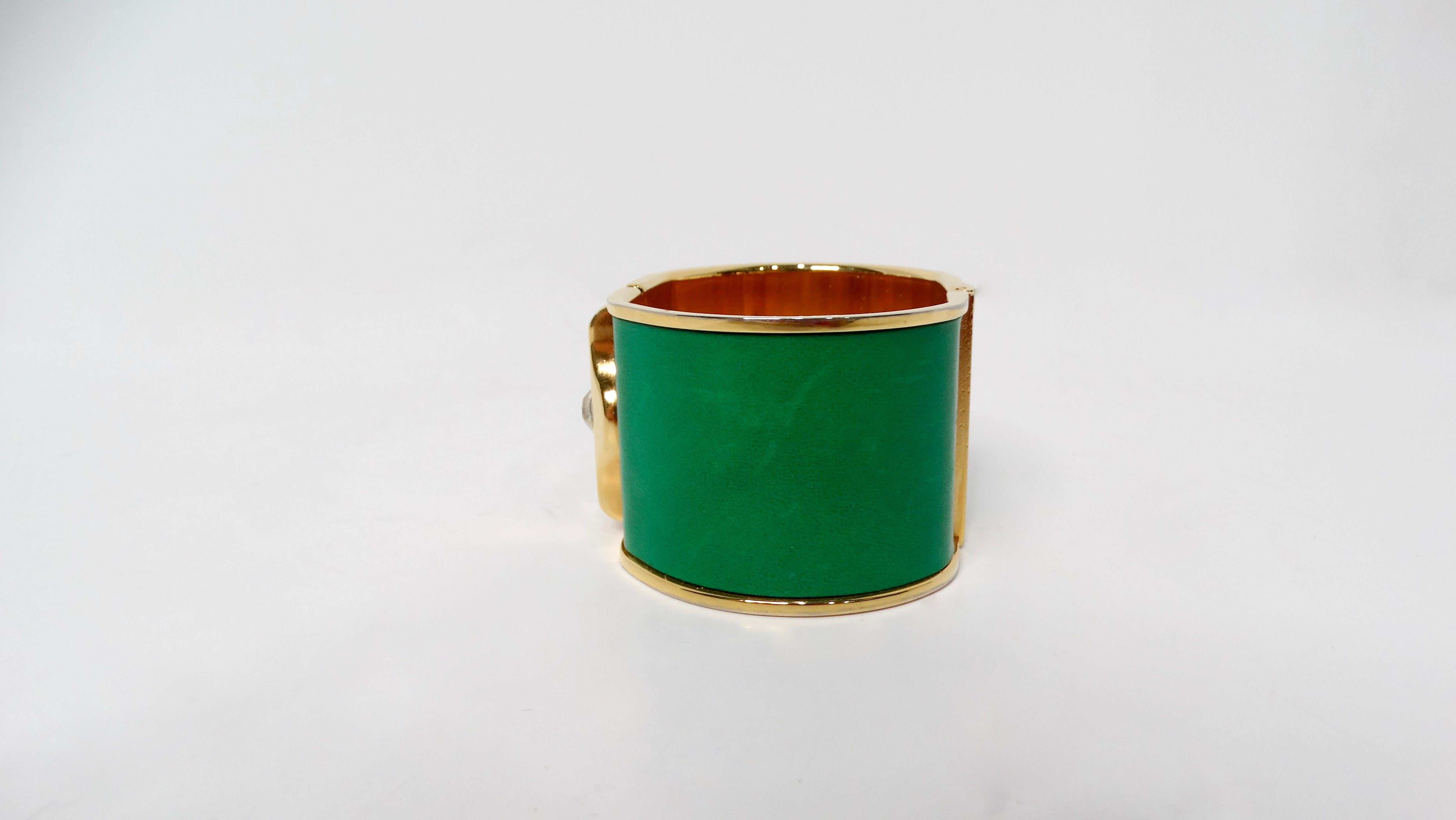 Manchette vintage en cuir vert ton or avec strass Bon état - En vente à Scottsdale, AZ