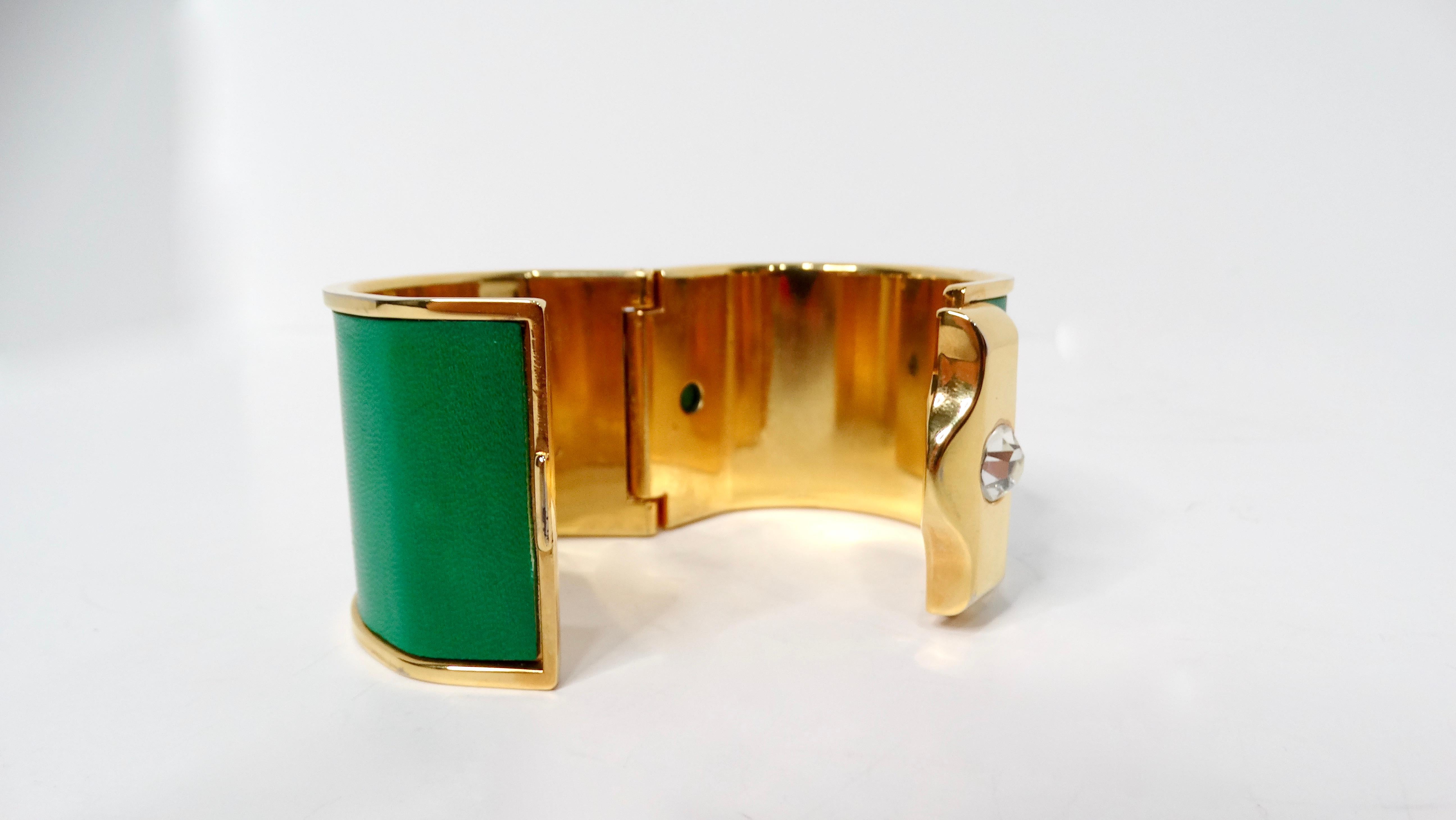 Manchette vintage en cuir vert ton or avec strass en vente 2