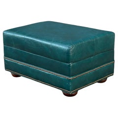 Pouf in pelle verde vintage con piedini a zampa d'elefante e finiture in ottone