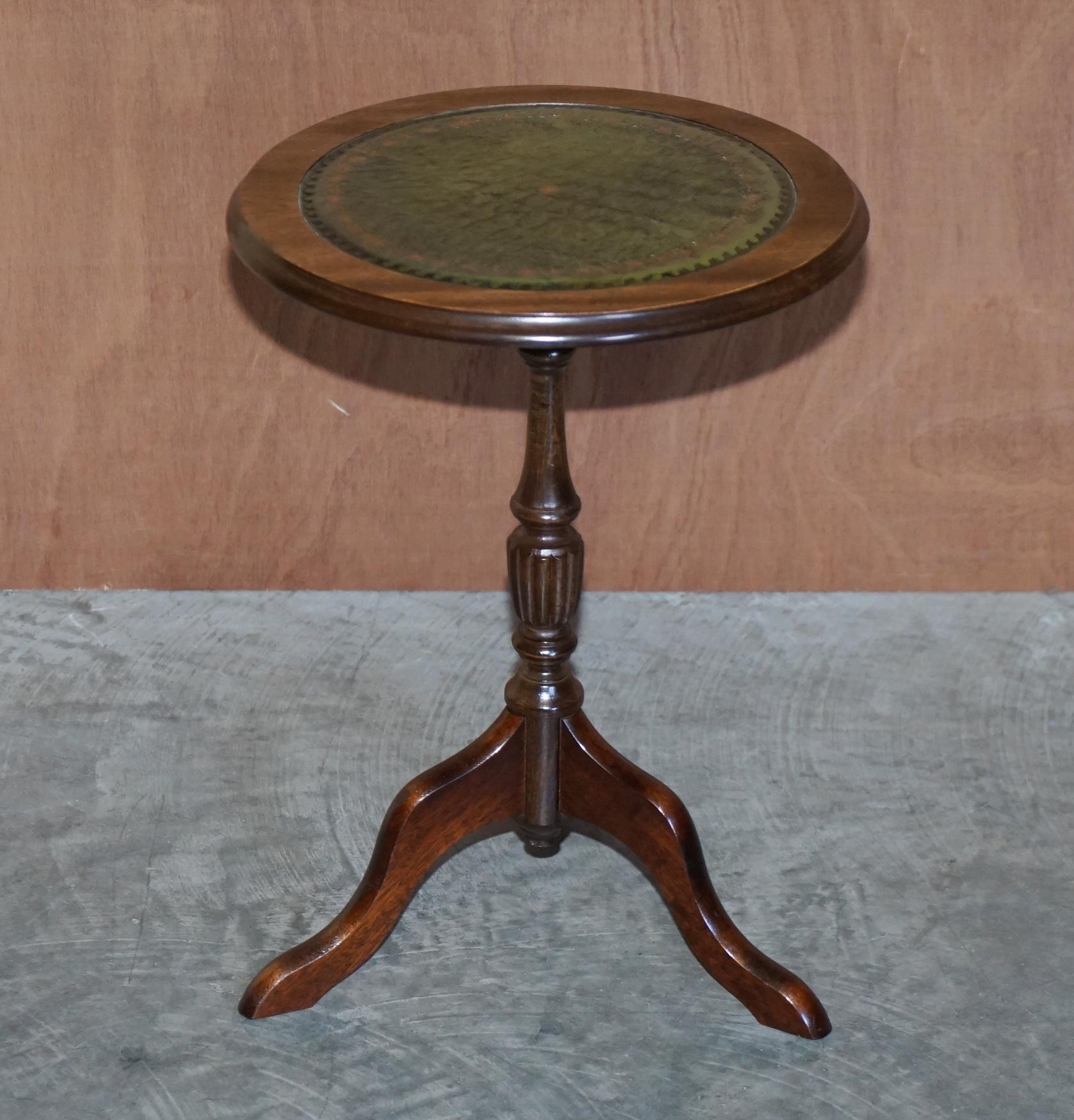 We are delighted to offer for sale this lovely vintage Mahogany, green leather topped lamp or side table with gold leaf inlaid boarder 

A good-looking well-made tripod table in good, we have cleaned waxed and polished it from top to bottom, there