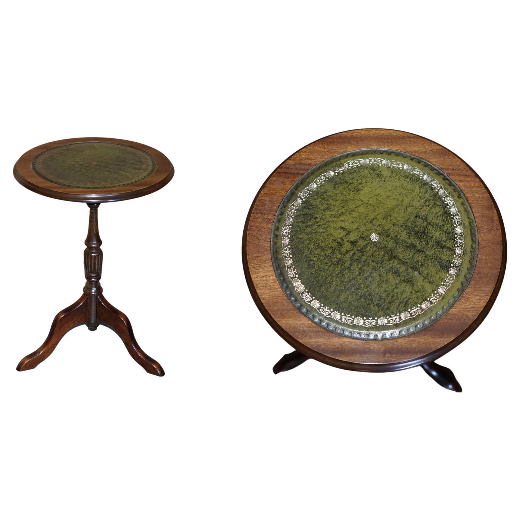 Table d'appoint vintage à trois pieds en cuir vert avec incrustation de feuilles d'or en bois de feuillus