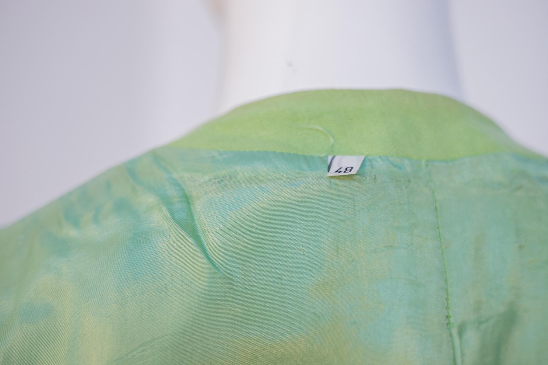 Beautiful stylish linen suit from the 1990s, made in Italy.
The suit is totally pea green linen and has short sleeves with soft cuffs.
The collar has a classic compound U cut. There are 5 gold and green buttons, suitable for fastening.
Under the