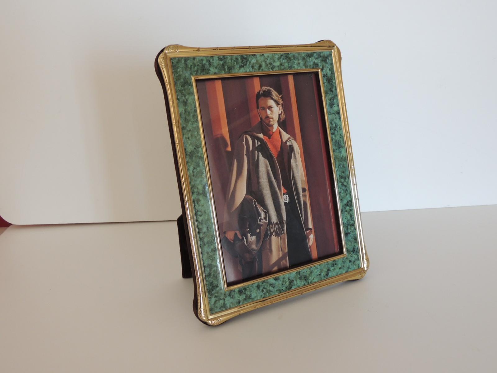Vintage Green Malachite Finish Decorative Picture Frame.
Picture size: 4.75