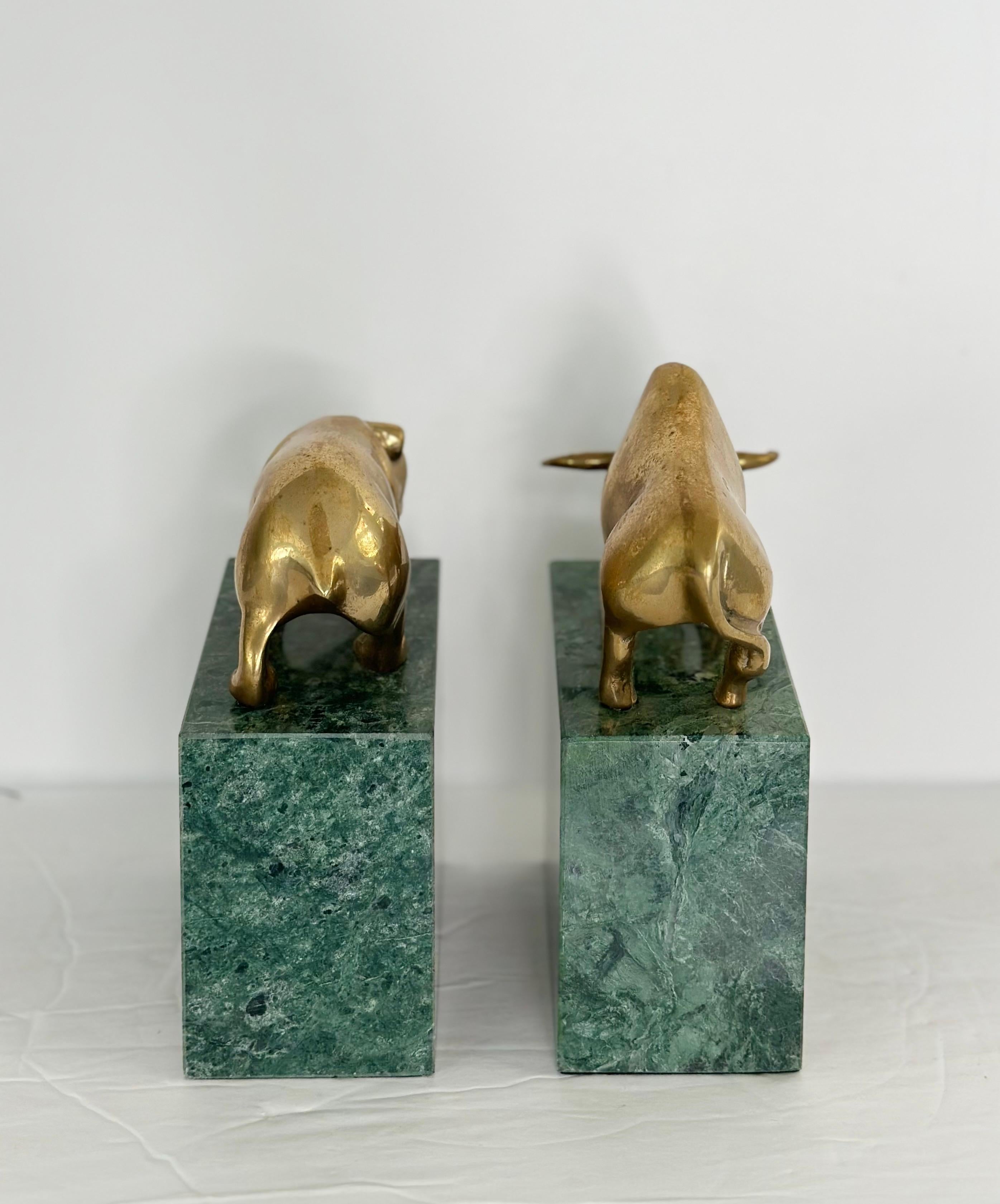 Vintage Grüner Marmor und Messing Bulle & Bär der Wall Street Buchstützen - ein Paar (Art déco)