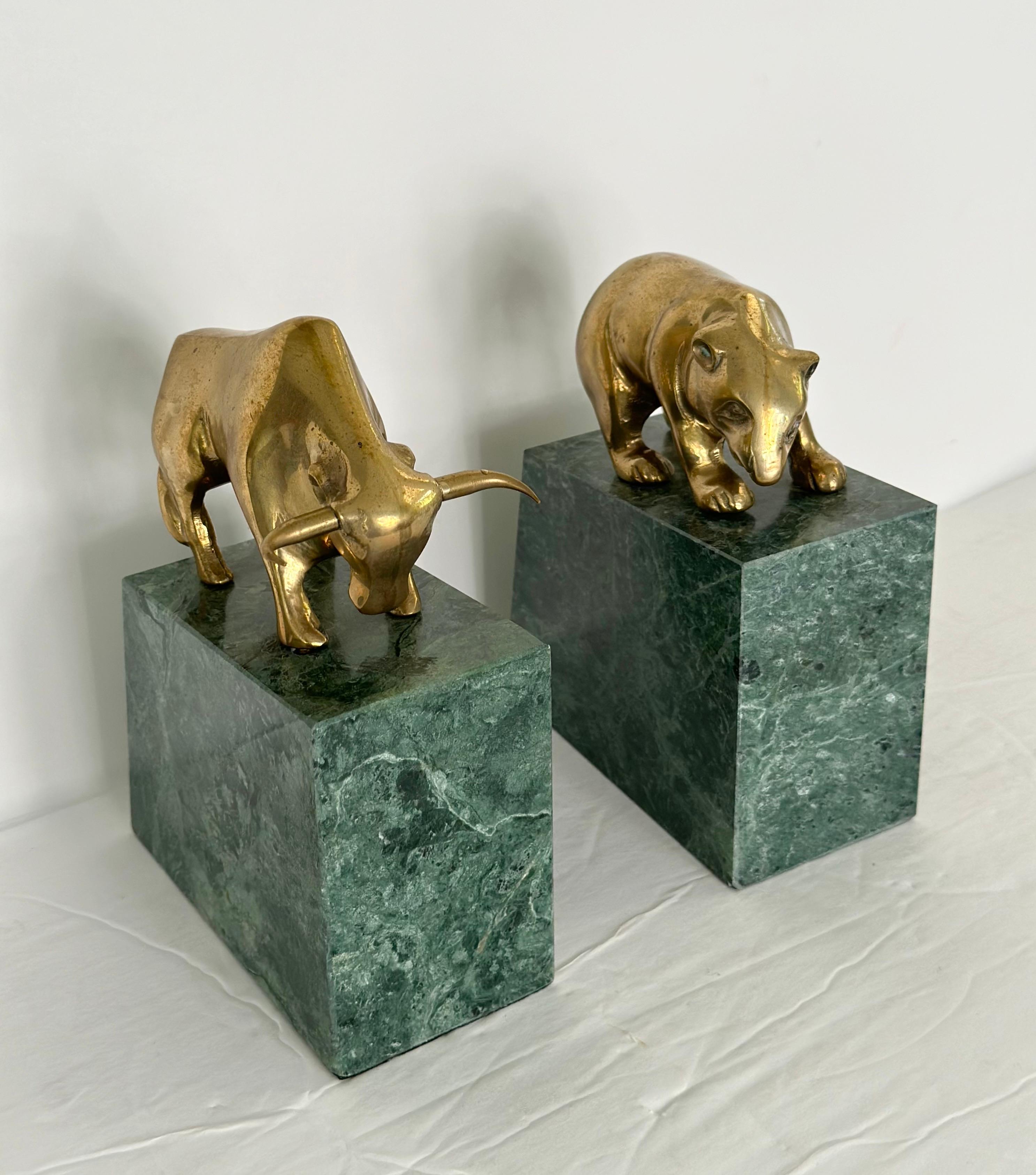 Vintage Grüner Marmor und Messing Bulle & Bär der Wall Street Buchstützen - ein Paar (Ende des 20. Jahrhunderts)