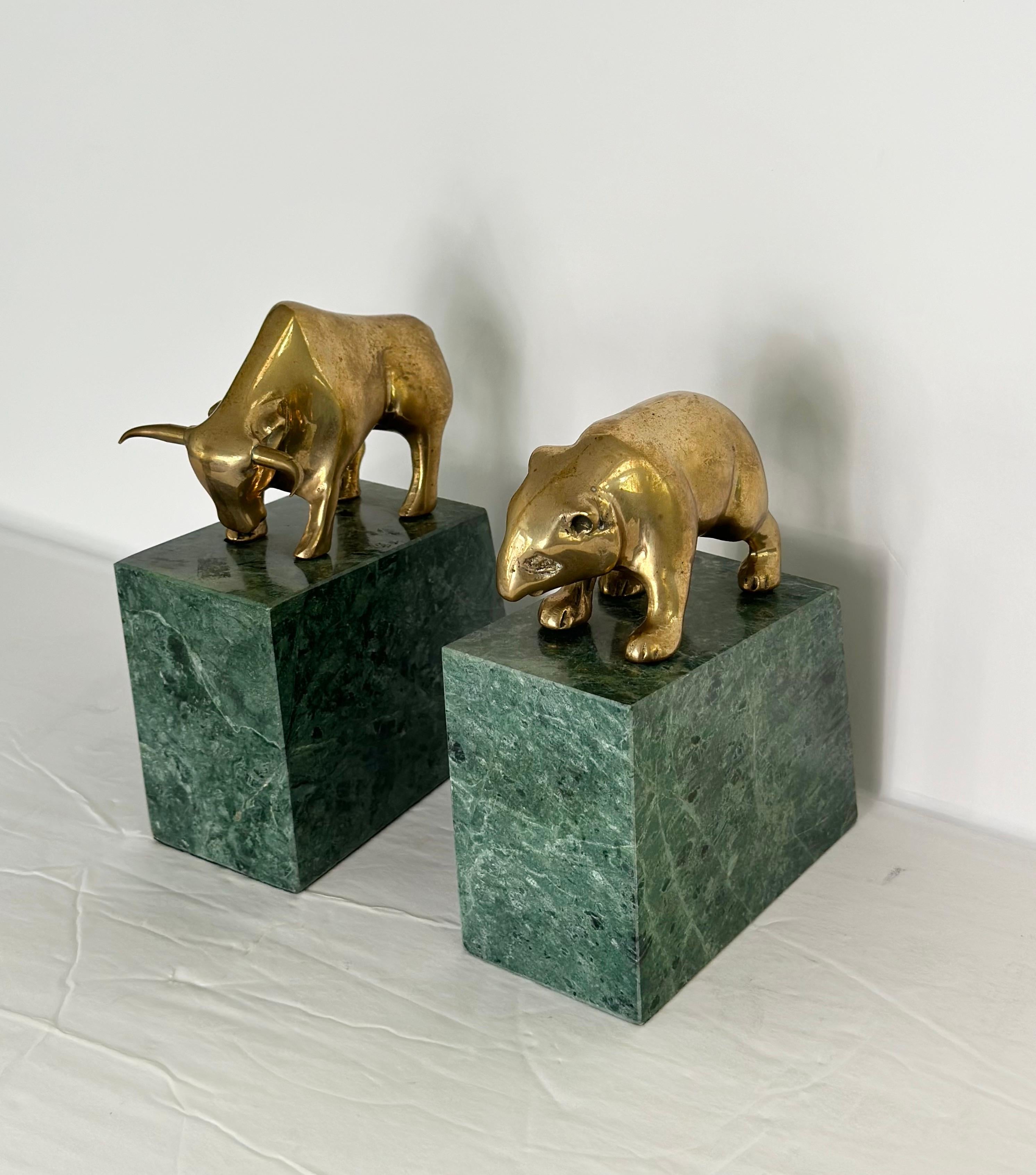 Vintage Grüner Marmor und Messing Bulle & Bär der Wall Street Buchstützen - ein Paar 1