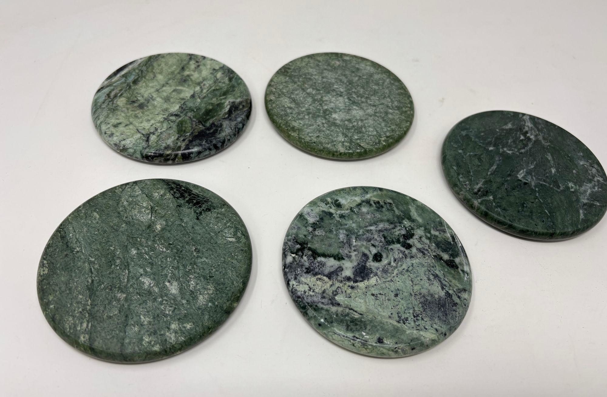 Vintage Italian green marble coasters set of 5 Pieces.
Dessous de verre en marbre vert italien des années 1970.
Le set comprend 5 sous-verres en marbre vert.
Collection Vintage de 5 sous-verres en marbre vert, le dos des sous-verres est en