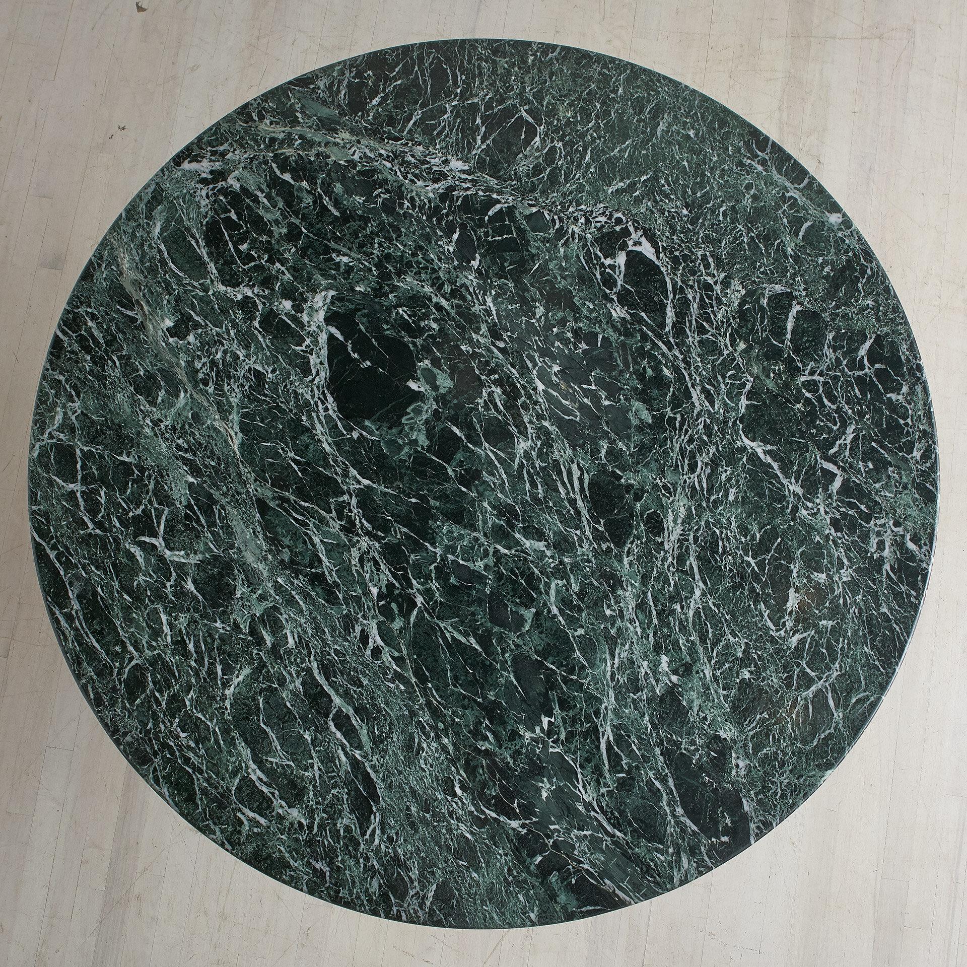 Une superbe table de salle à manger en marbre vert vintage, faite sur mesure. Cette table présente une base ronde de taille spectaculaire, composée de nombreux morceaux verticaux de marbre vert montés sur une base en bois. La table présente une