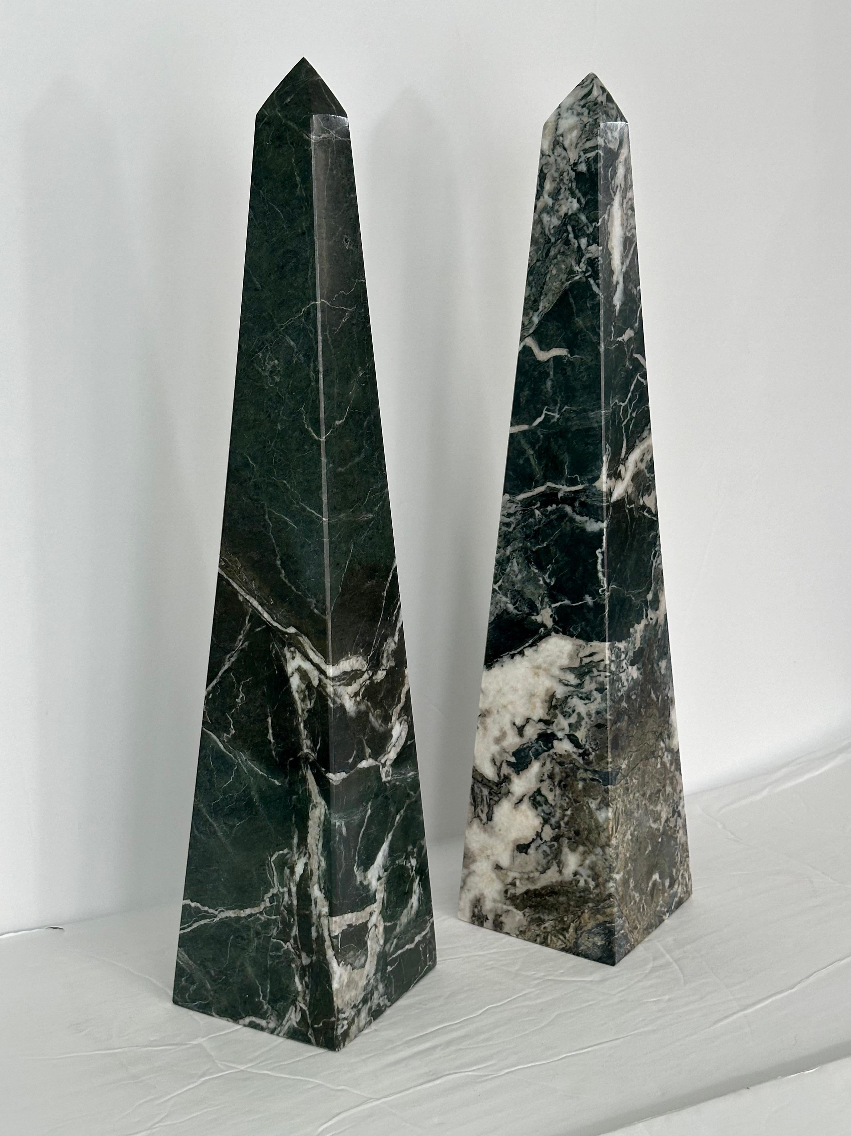 Obélisques en pierre en marbre vert - une paire  Bon état - En vente à Farmington Hills, MI