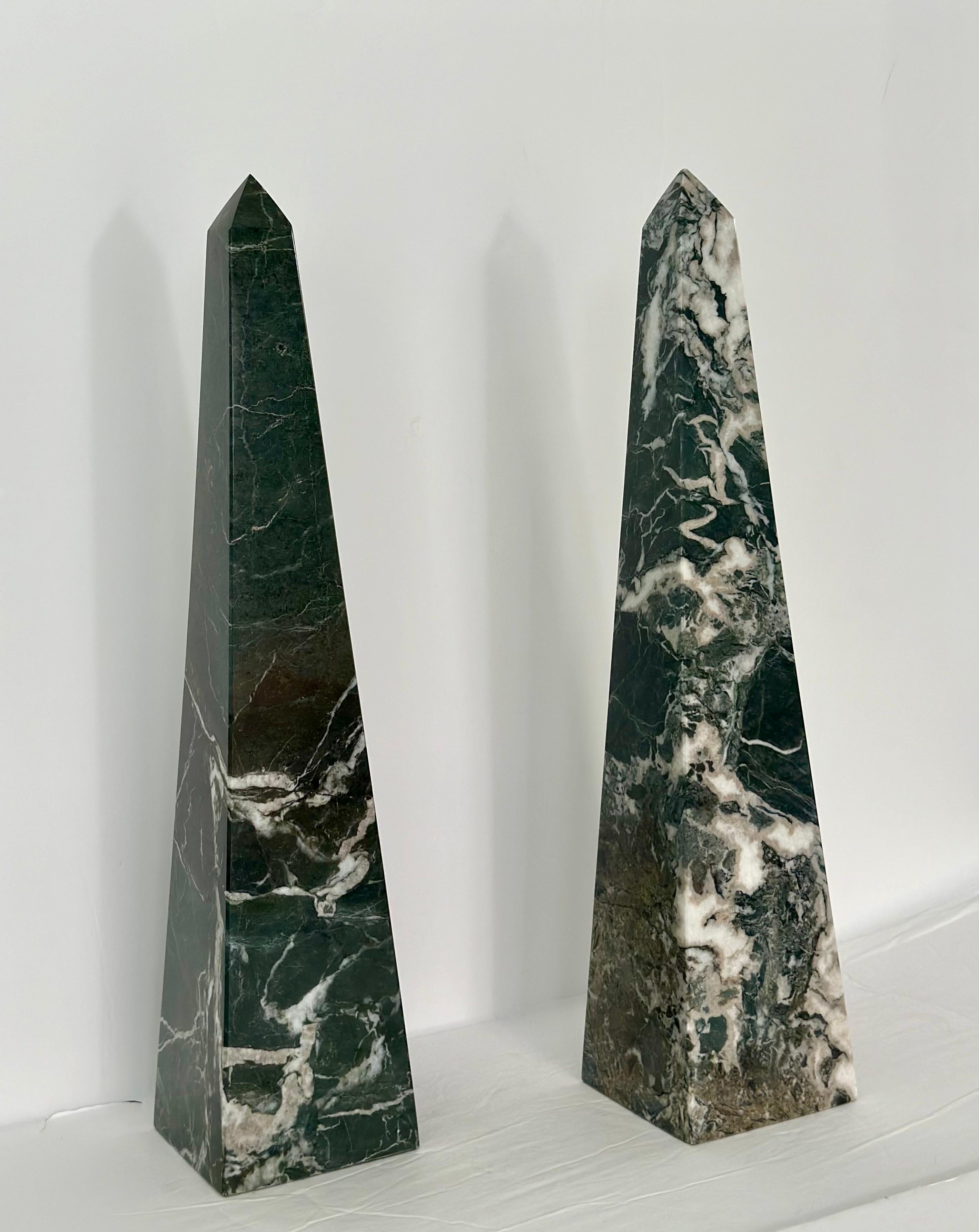 Vintage Obelisken aus grünem Marmor und Stein - ein Paar  im Angebot 1