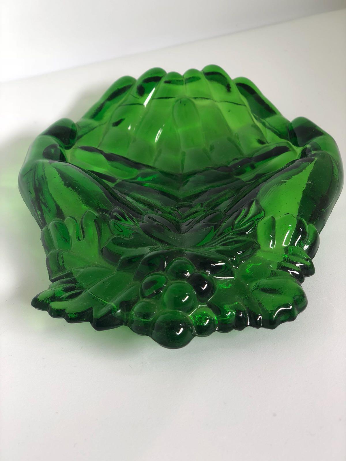 Set of four 20th century vintage decorative serving dishes composed of hand and grape wines in molded green glass. 
England, circa 1960s. 
440gr each.
 