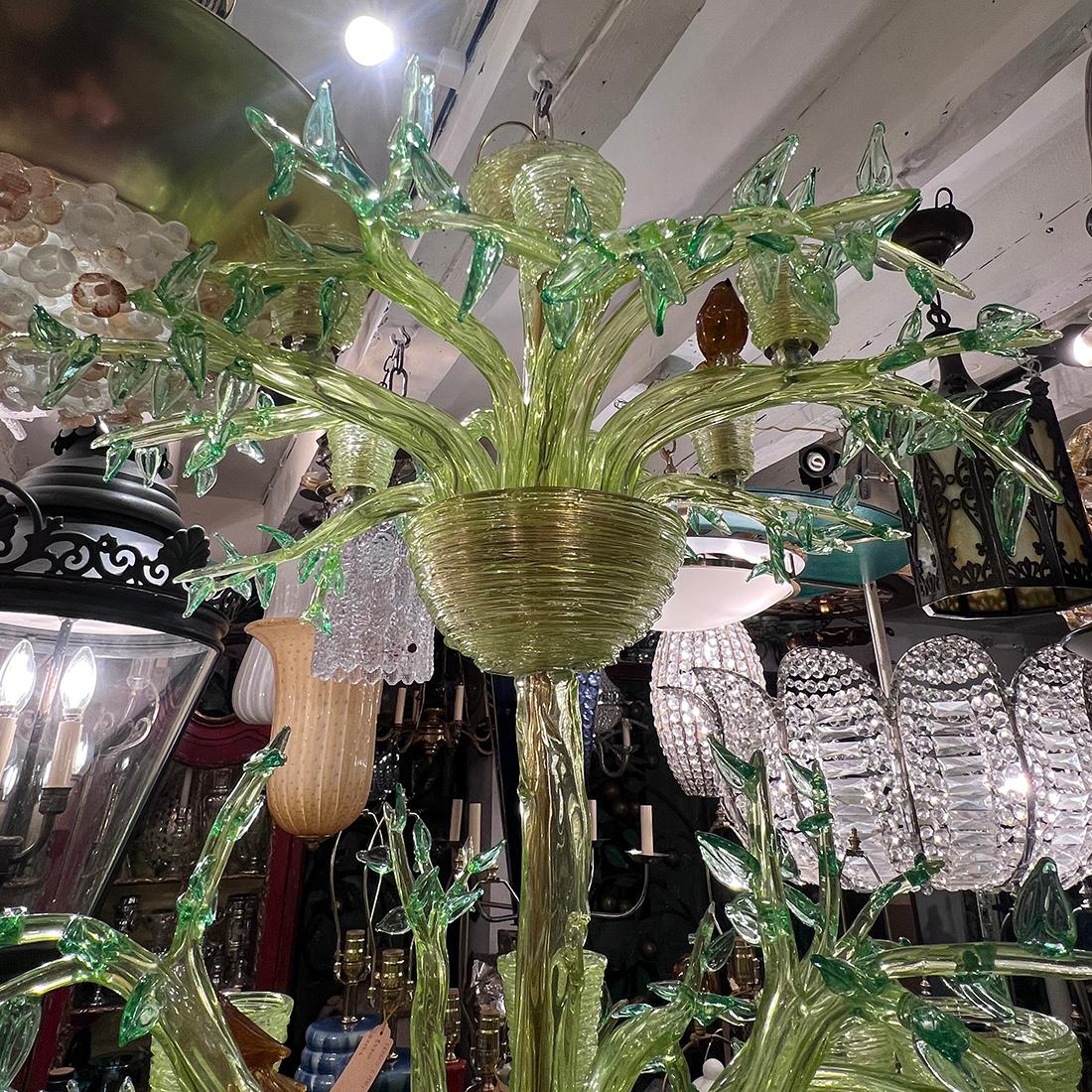 Lampadario a forma di albero in vetro soffiato italiano degli anni '60 circa con 12 luci.

Misure:
Altezza del corpo: 50
Diametro: 39,5
