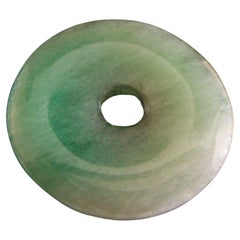 Grüner Nephrit-Anhänger mit runder Scheibenfassung - 30 mm Durchmesser. - China - 20. Jahrhundert