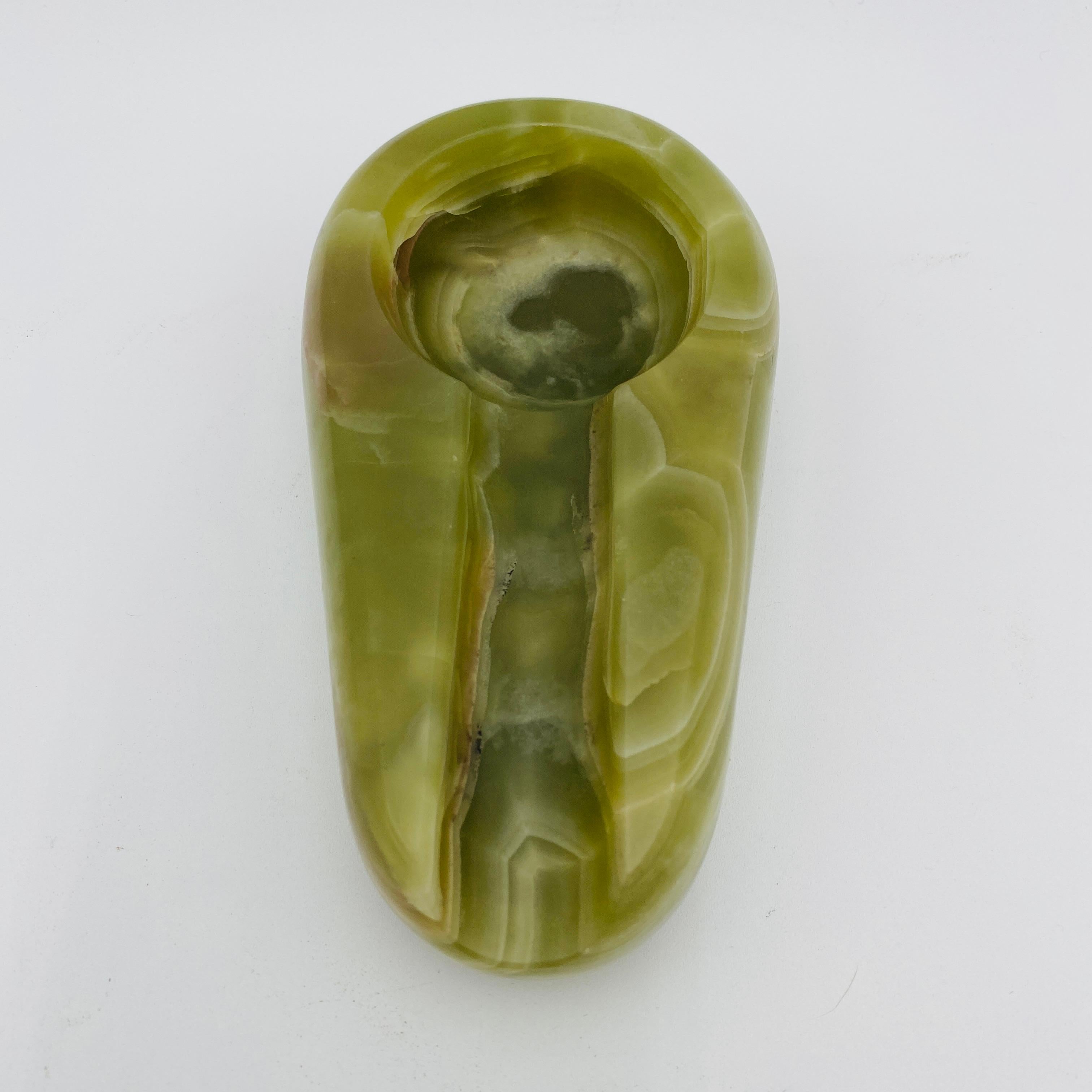 Precioso cenicero para puros de ónice verde de la década de 1970. Este diseño pesado y bien elaborado presenta una pieza de ónice ricamente veteada. El diseño biomórfico redondo es muy decorativo y funcional. 