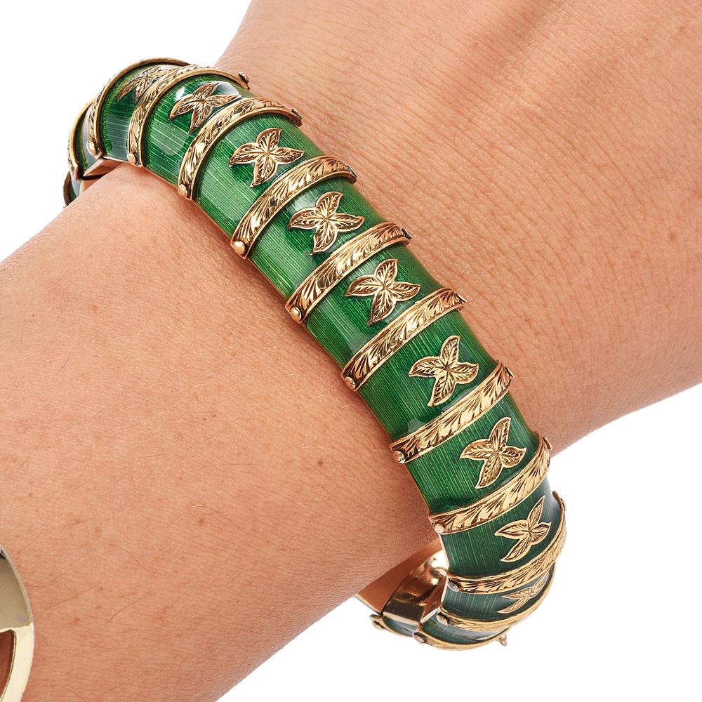 Be amazed by this vintage 1930's green Enamel 18K Yellow Gold flexible snake Bracelet. The green Paillonne enamel shine with every movement.
Elegant Hand-carved engraving of the gold detailing enhances this bracelet’s eye-catching effect. 

For