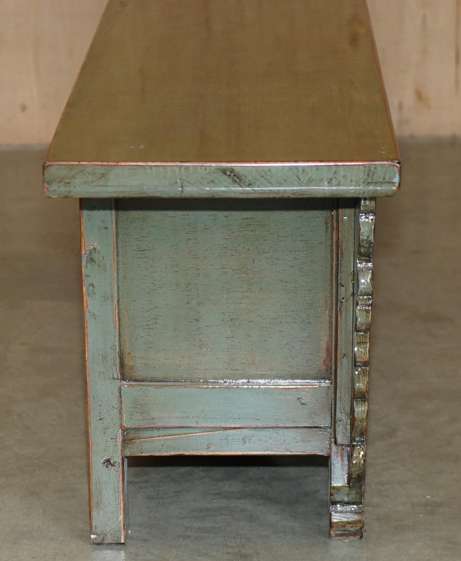ViNTAGE GREEN PAINTED & LACQUERED ORIENTAL LOW SIDEBOARD WINDOW SEAT MEDIA STAND For Sale 4