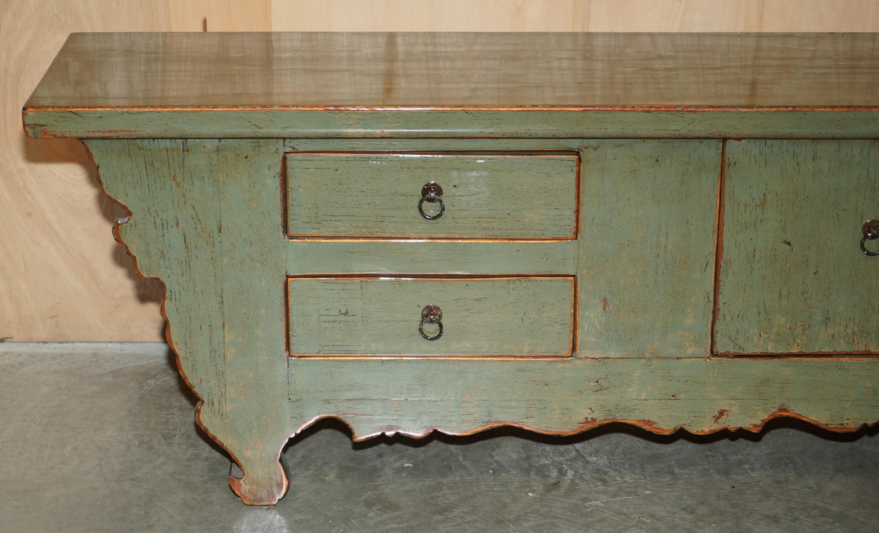 Chinese Export ViNTAGE GREEN PAINTED & LACQUERED ORIENTAL LOW SIDEBOARD WINDOW SEAT MEDIA STAND For Sale