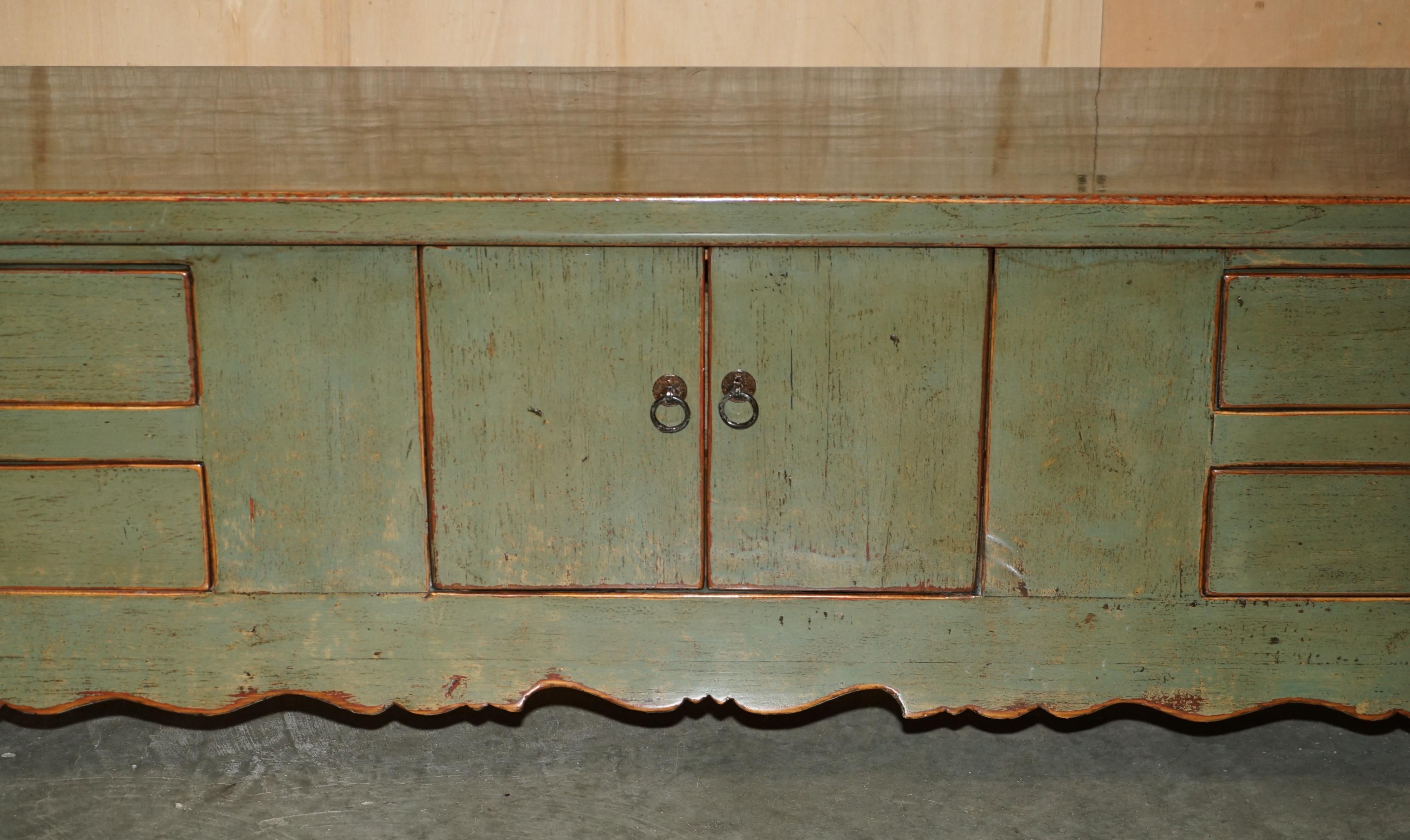 Lacquered ViNTAGE GREEN PAINTED & LACQUERED ORIENTAL LOW SIDEBOARD WINDOW SEAT MEDIA STAND For Sale