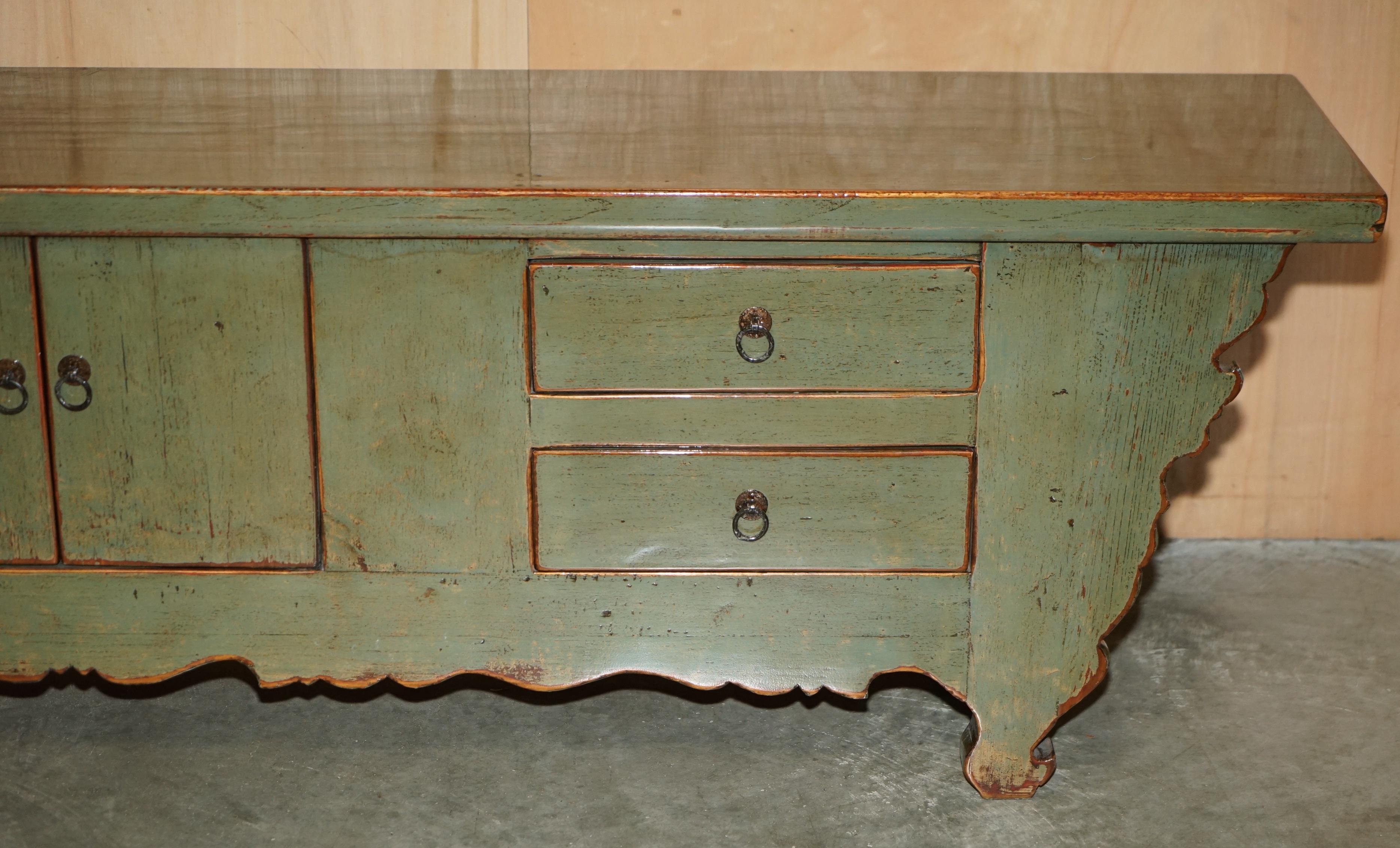 ViNTAGE GREEN PAINTED & LACQUERED ORIENTAL LOW SIDEBOARD WINDOW SEAT MEDIA STAND In Good Condition For Sale In West Sussex, Pulborough