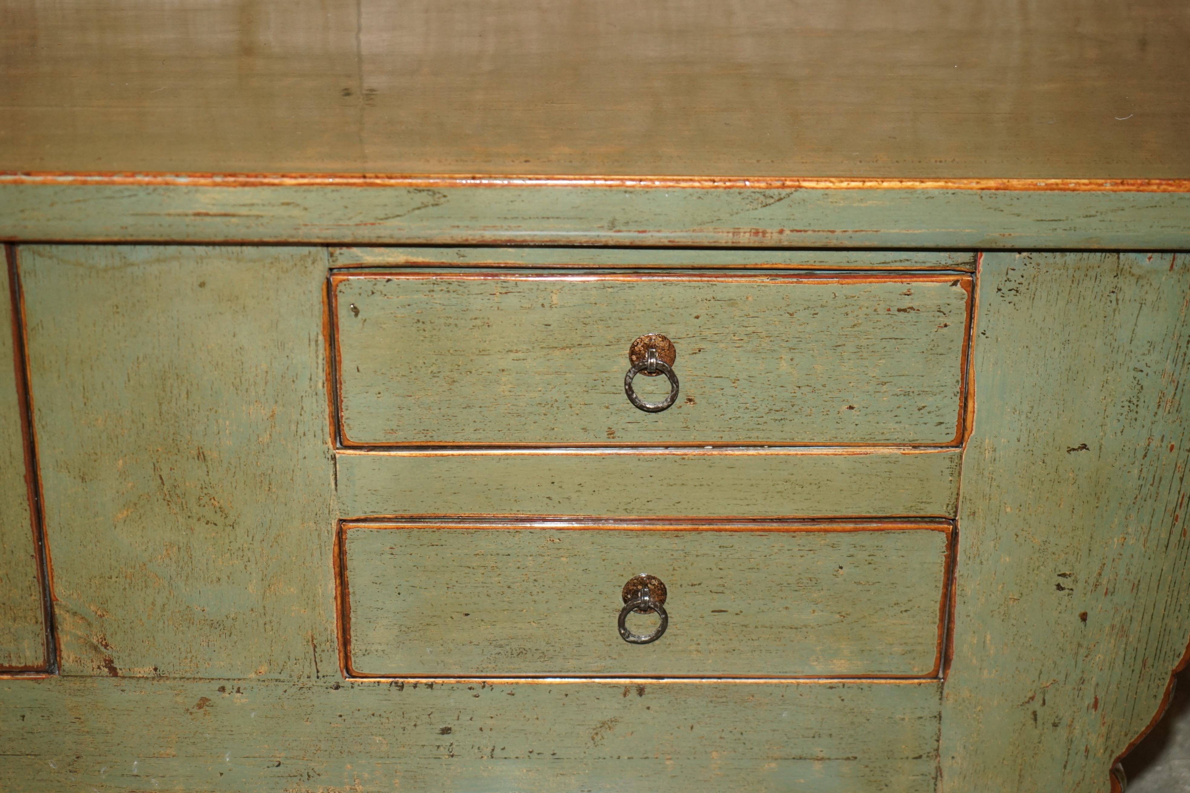 20th Century ViNTAGE GREEN PAINTED & LACQUERED ORIENTAL LOW SIDEBOARD WINDOW SEAT MEDIA STAND For Sale