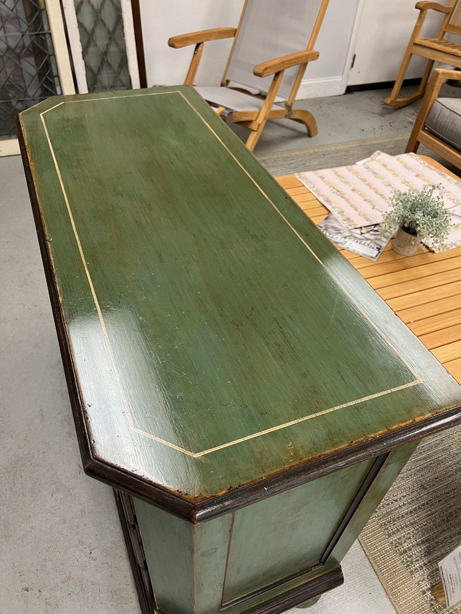 Comò o cassettiera d'epoca a tre cassetti dipinti di verde Made In Italy in vendita 6