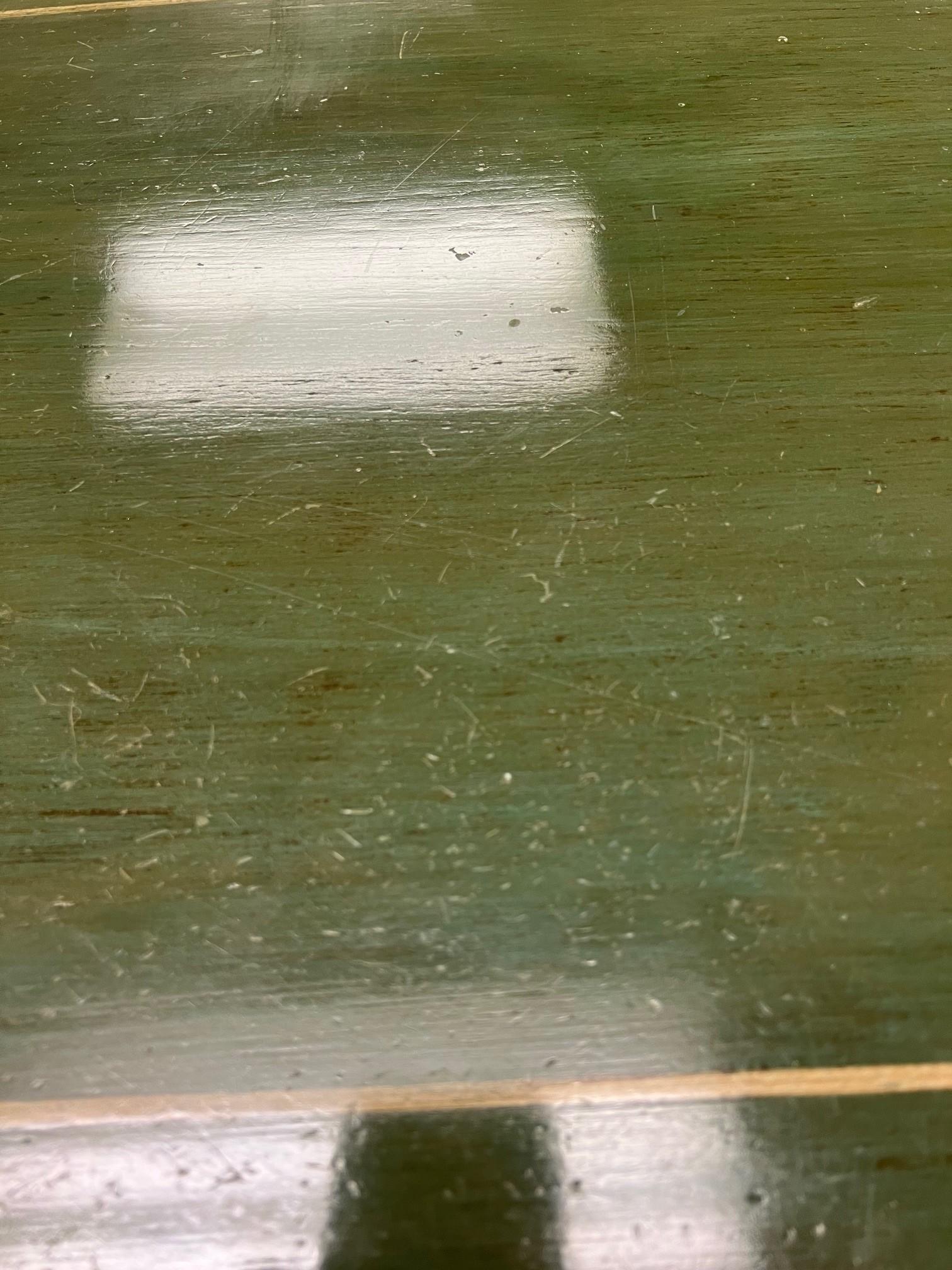 Comò o cassettiera d'epoca a tre cassetti dipinti di verde Made In Italy in vendita 10