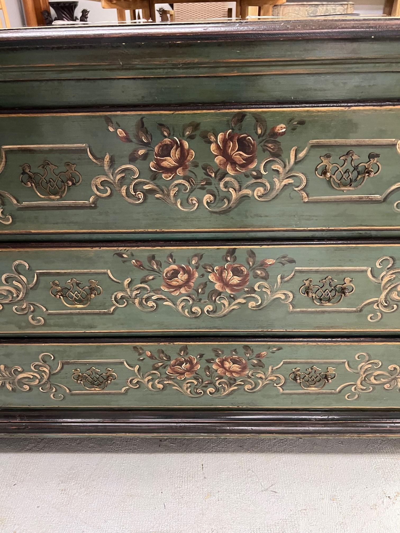 Italiano Comò o cassettiera d'epoca a tre cassetti dipinti di verde Made In Italy in vendita