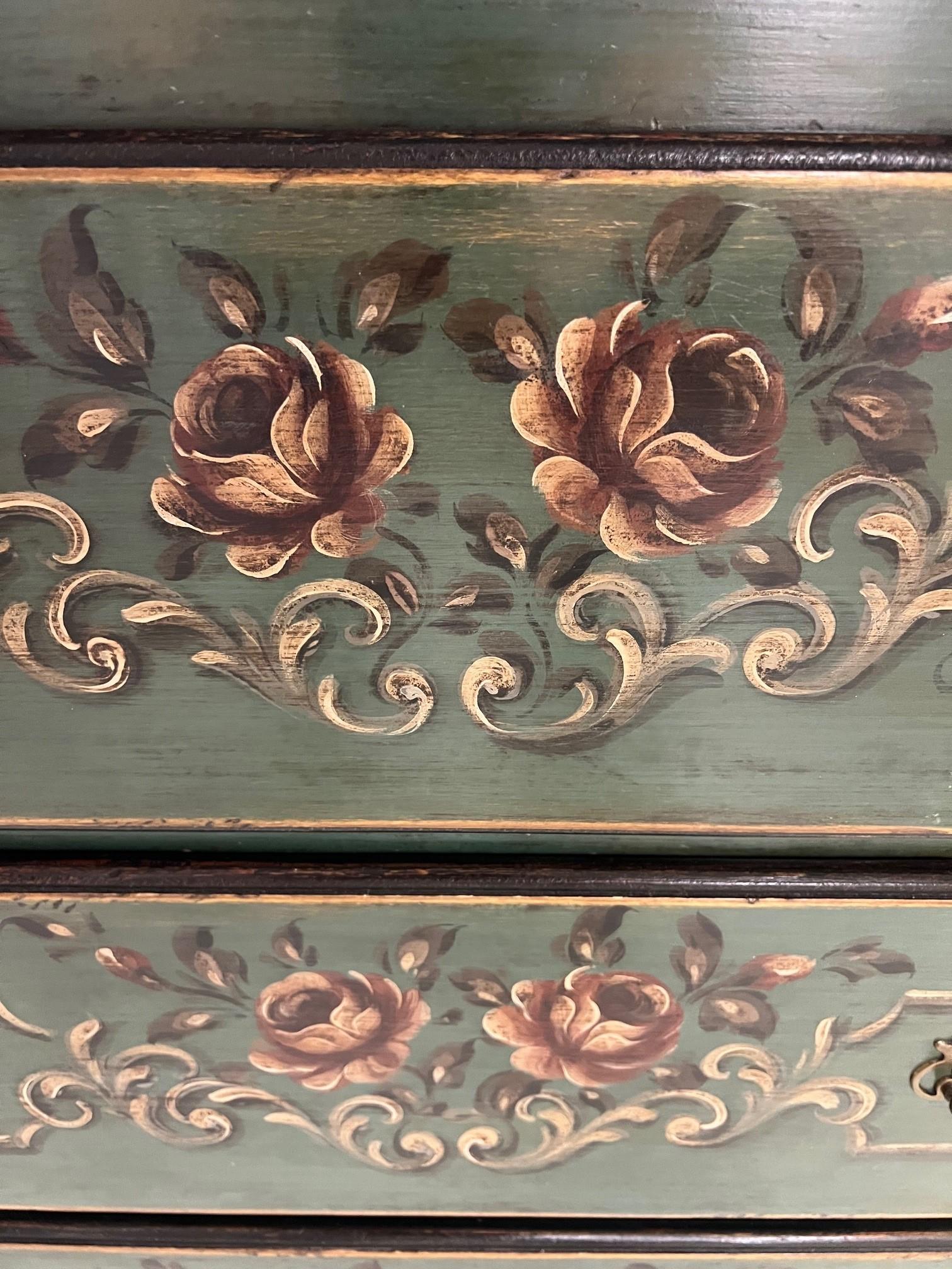 Dipinto Comò o cassettiera d'epoca a tre cassetti dipinti di verde Made In Italy in vendita