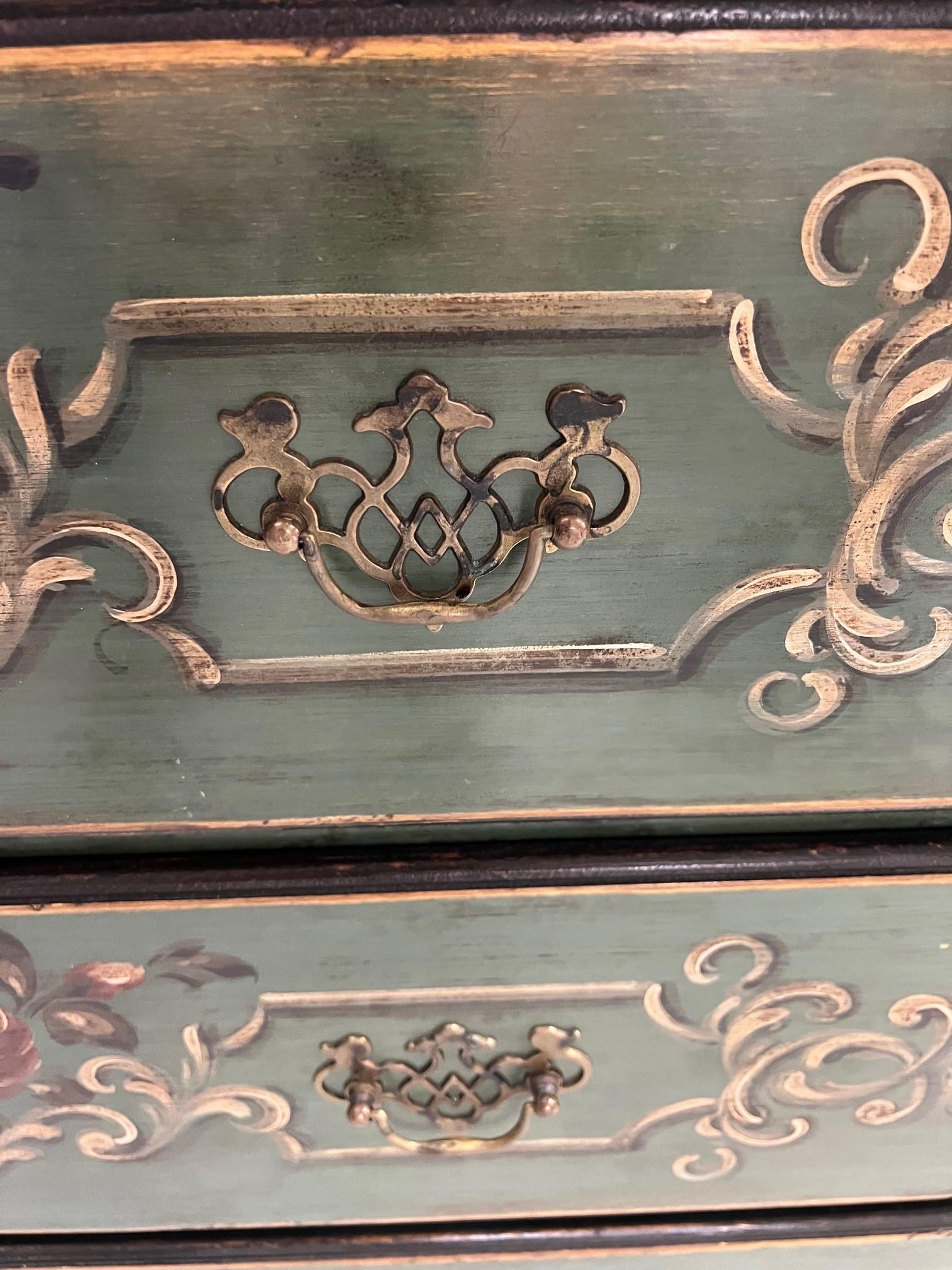 Comò o cassettiera d'epoca a tre cassetti dipinti di verde Made In Italy In condizioni buone in vendita a Stamford, CT