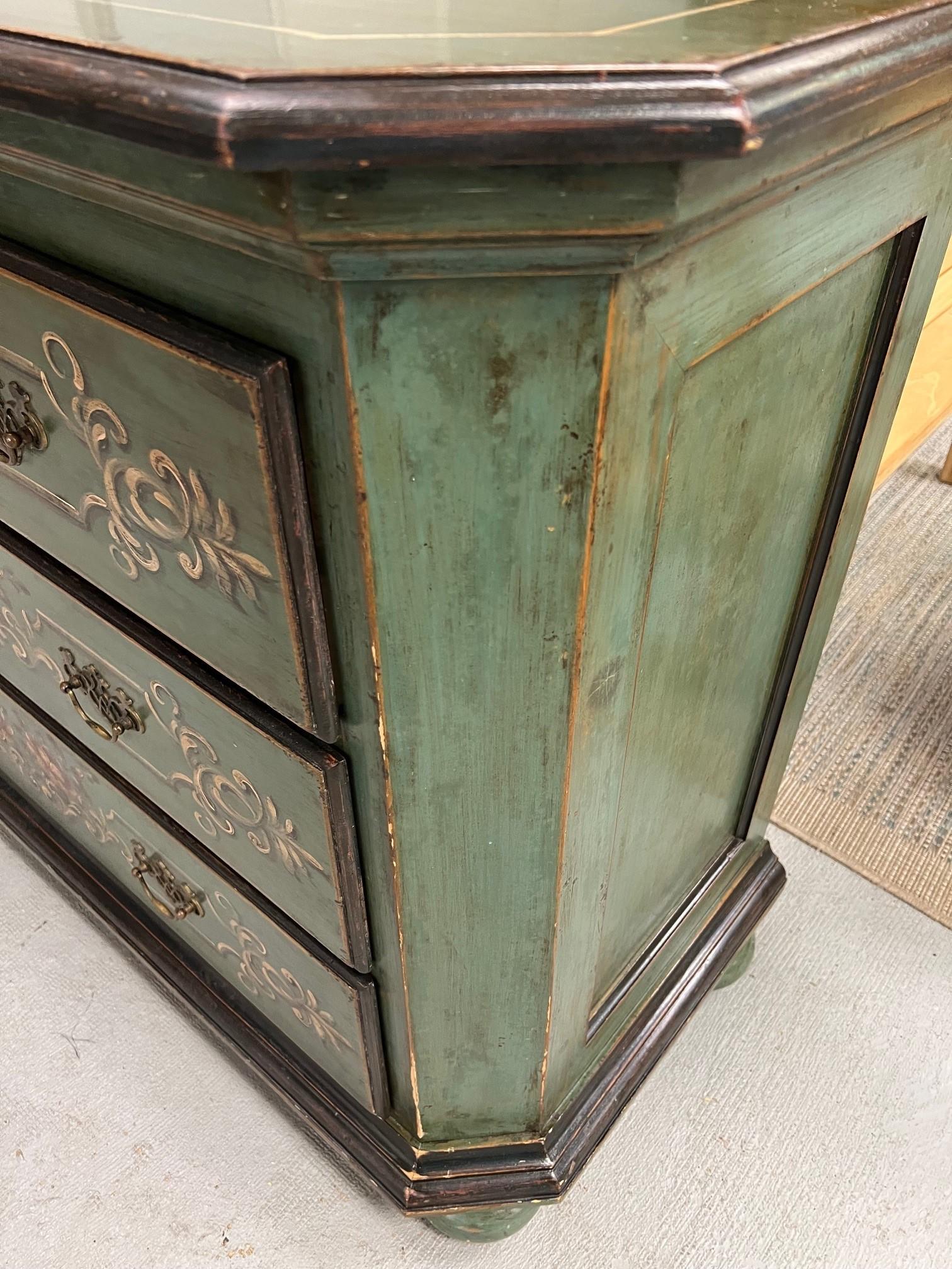 XX secolo Comò o cassettiera d'epoca a tre cassetti dipinti di verde Made In Italy in vendita