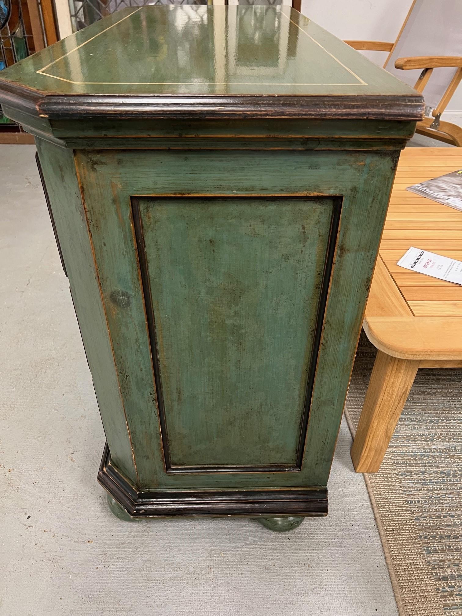 Legno Comò o cassettiera d'epoca a tre cassetti dipinti di verde Made In Italy in vendita