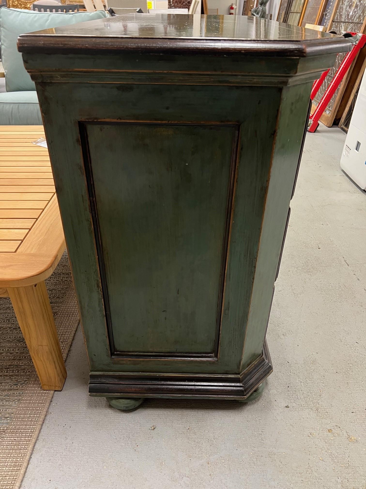 Comò o cassettiera d'epoca a tre cassetti dipinti di verde Made In Italy in vendita 1