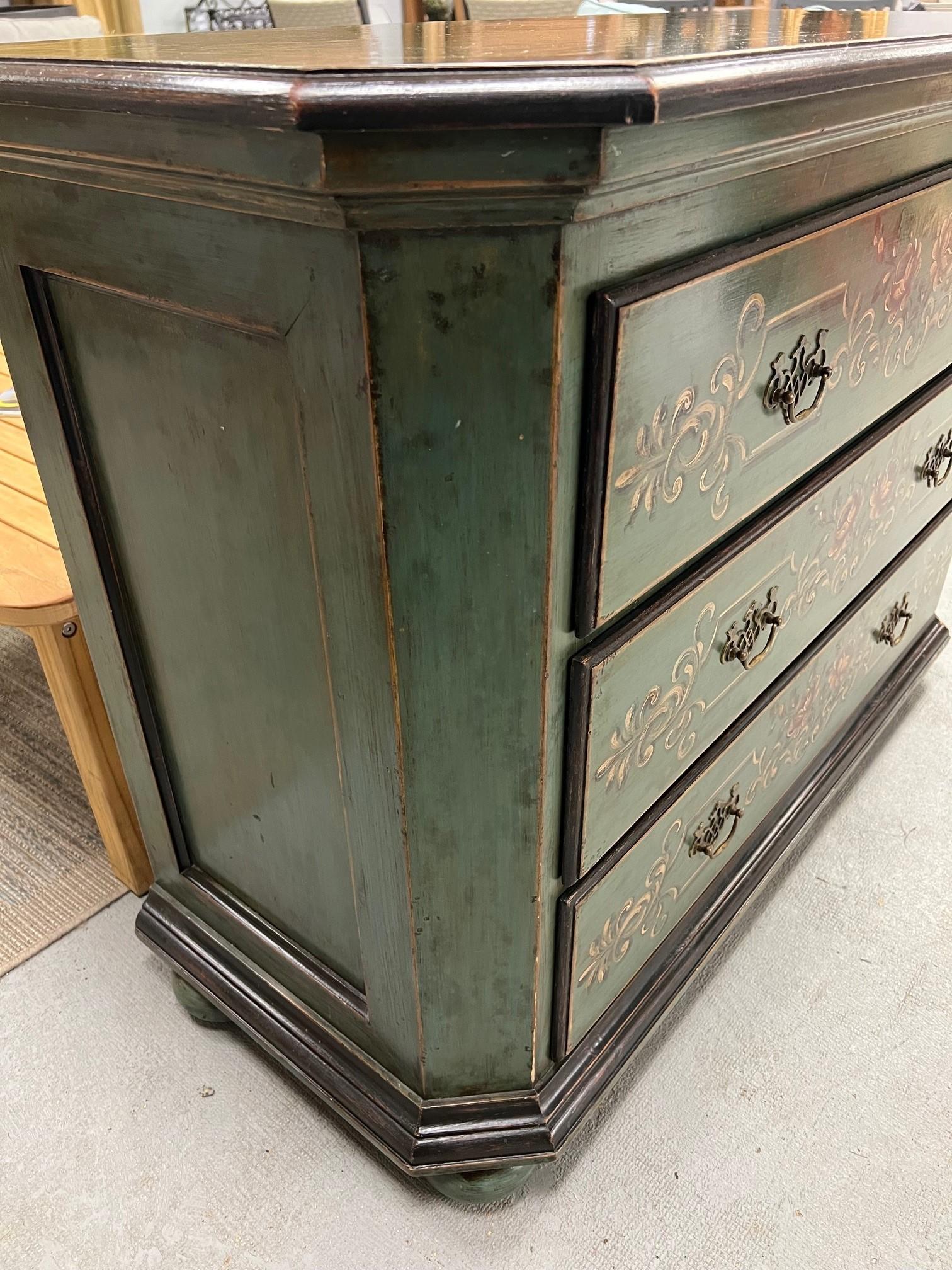 Comò o cassettiera d'epoca a tre cassetti dipinti di verde Made In Italy in vendita 2