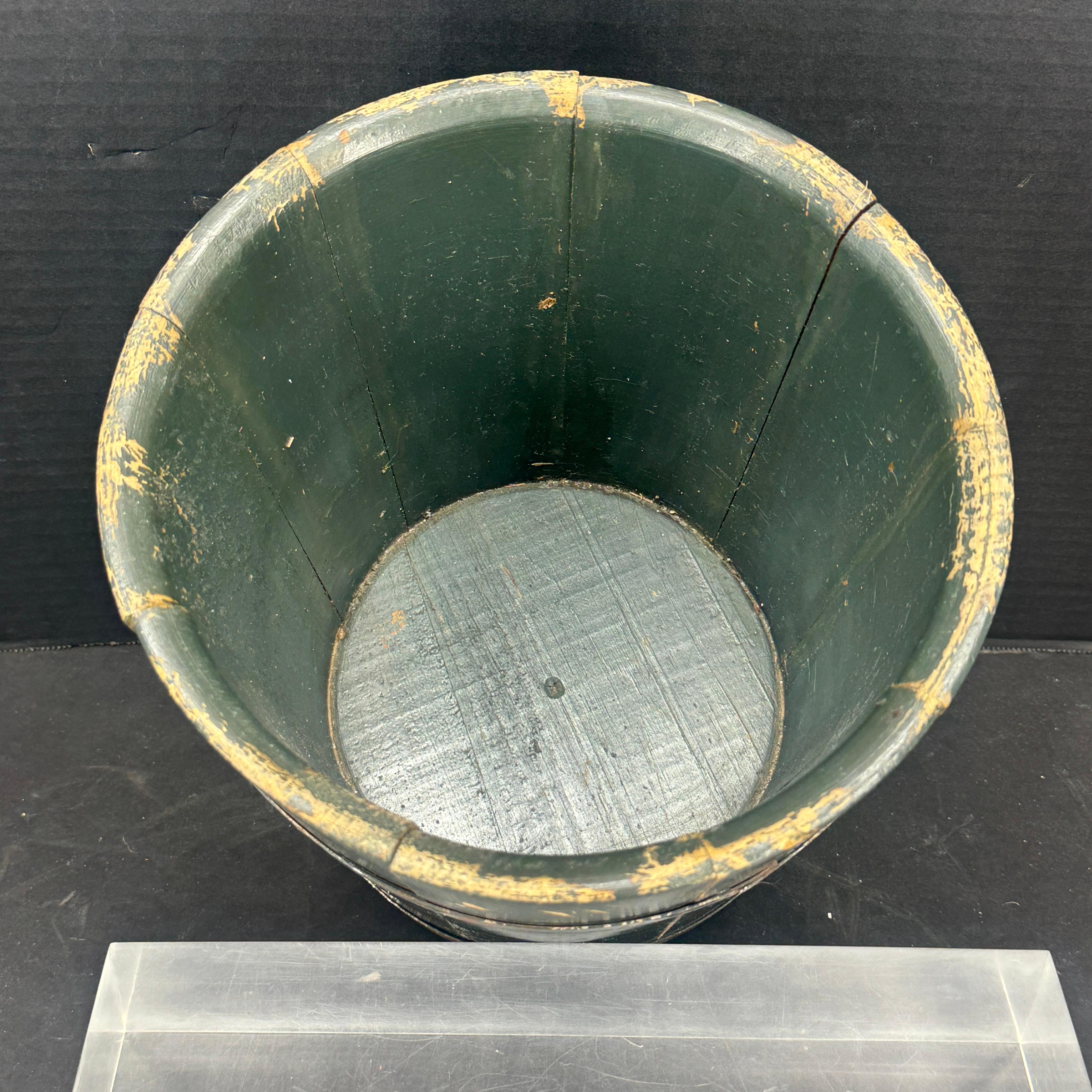 Metallo Secchio a fascia in legno dipinto di verde d'epoca in vendita