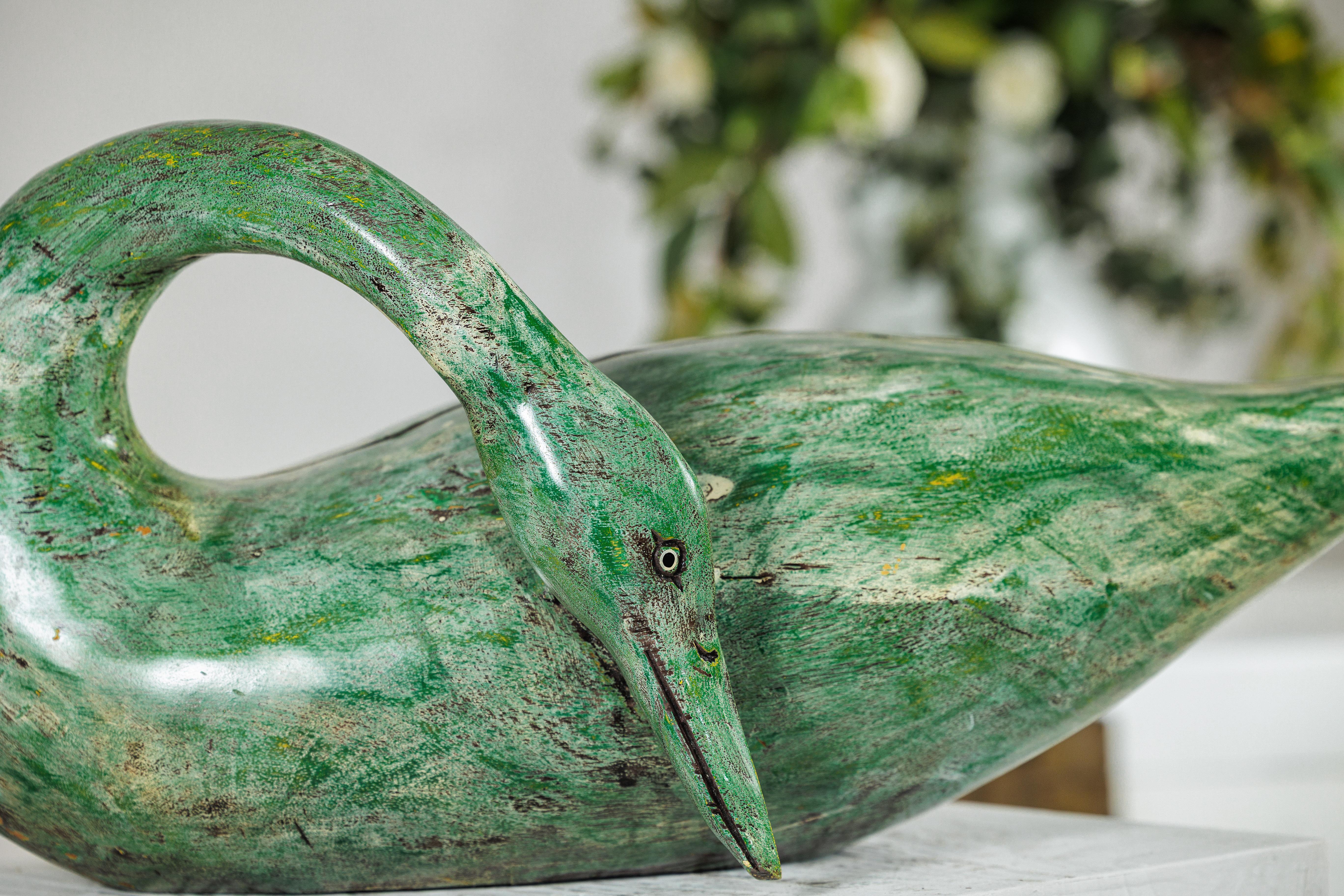 Cigno vintage in legno dipinto di verde con collo curvo intagliato in vendita 2