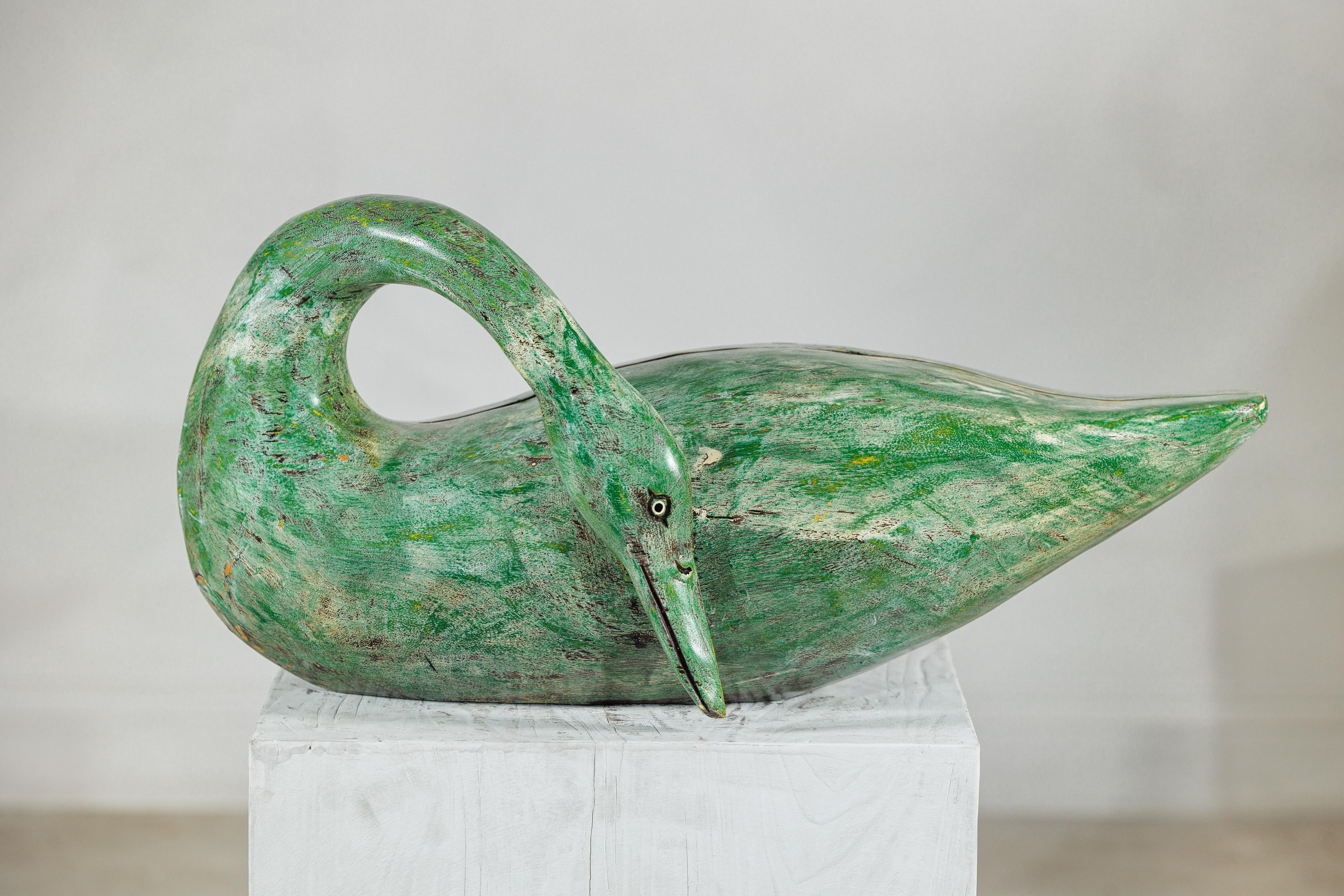 Rustico Cigno vintage in legno dipinto di verde con collo curvo intagliato in vendita
