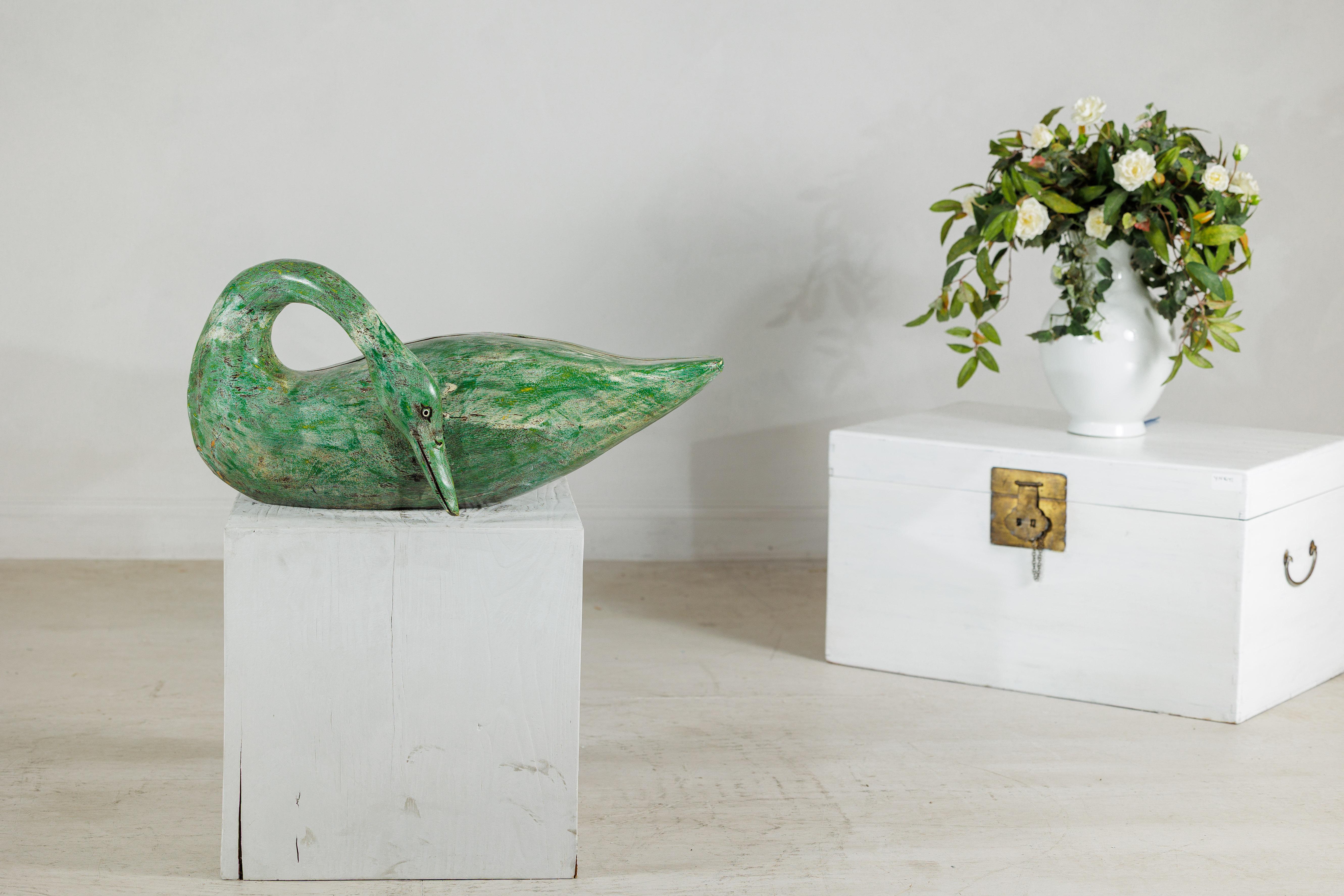 Thailandese Cigno vintage in legno dipinto di verde con collo curvo intagliato in vendita