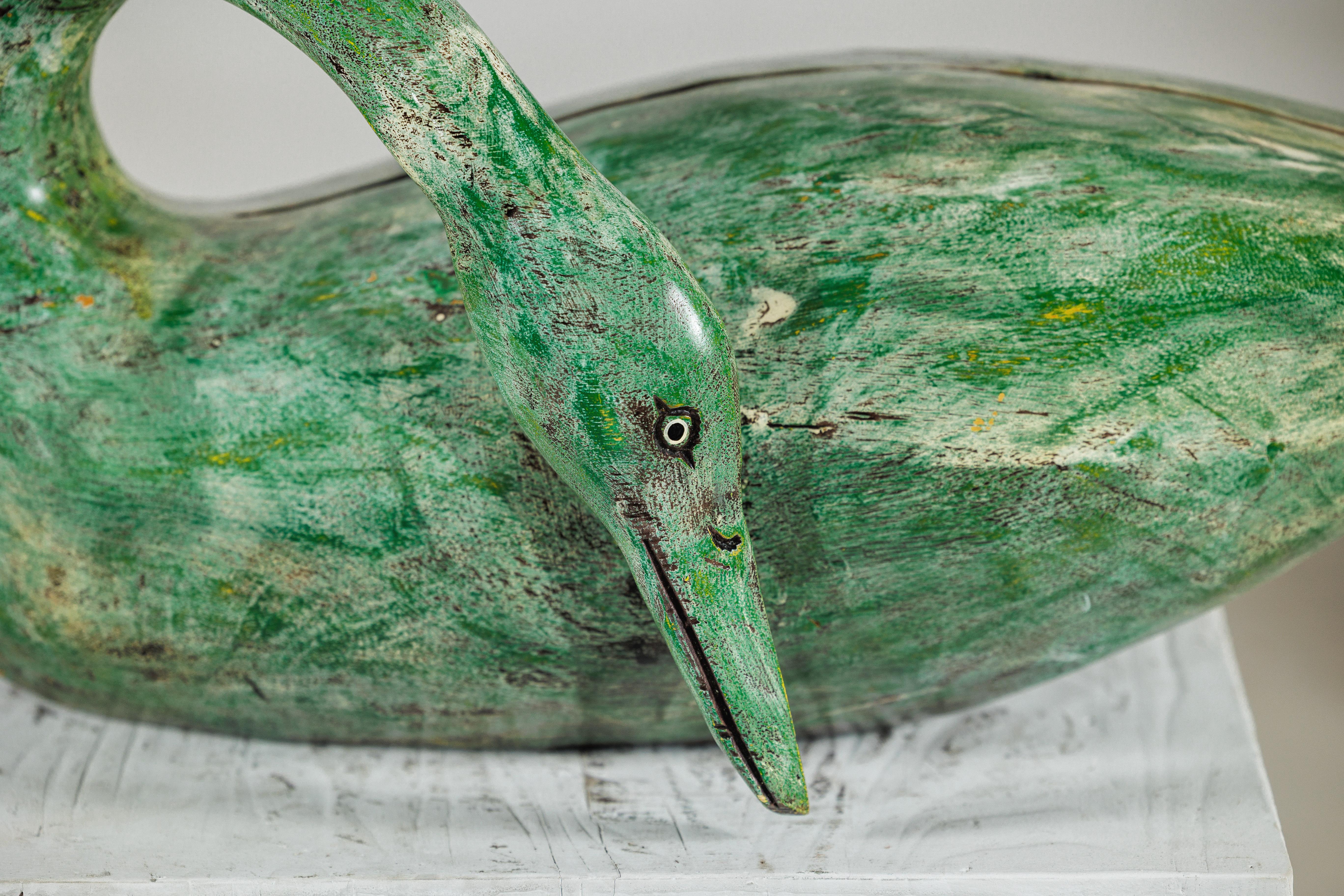 Intagliato Cigno vintage in legno dipinto di verde con collo curvo intagliato in vendita