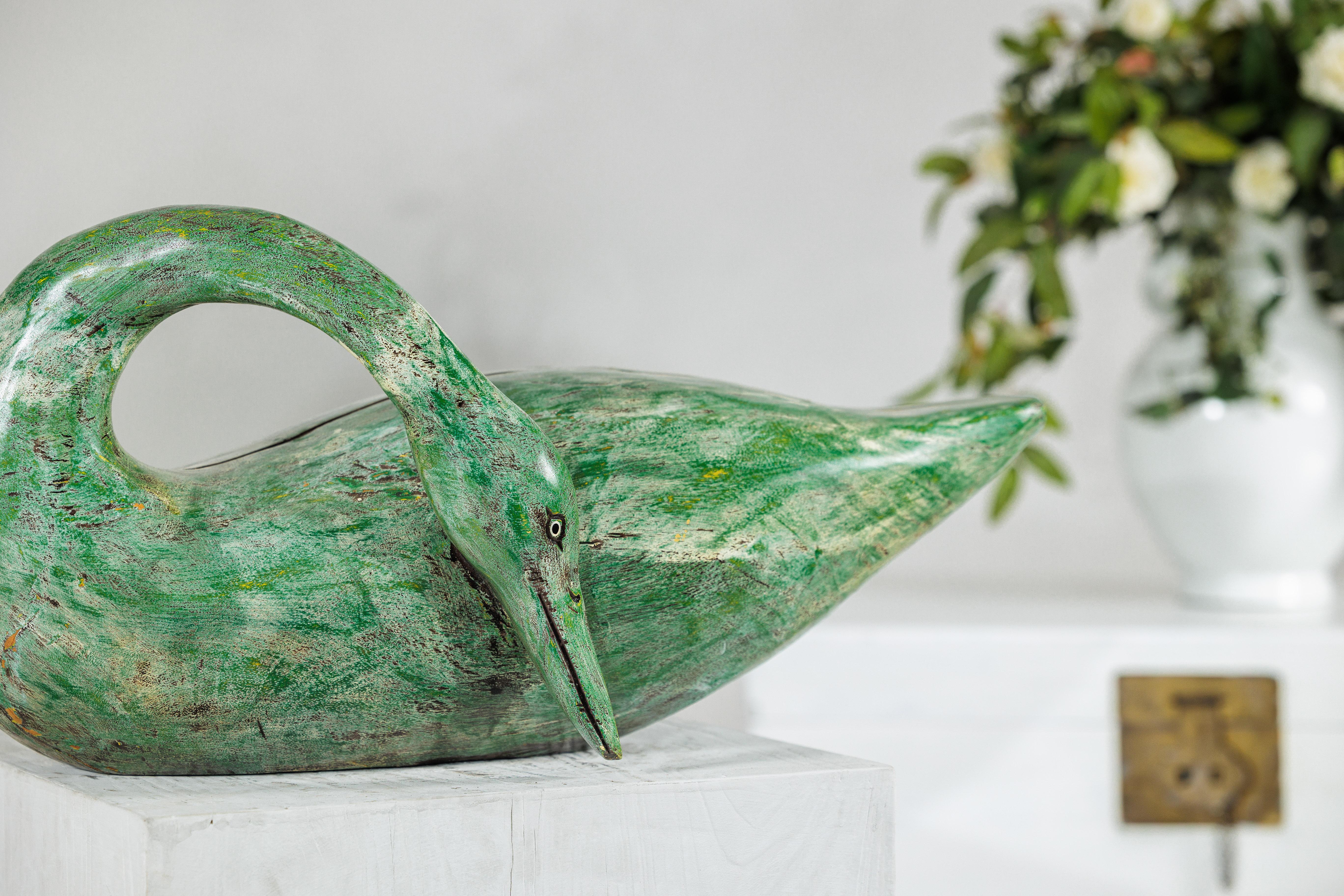 Cigno vintage in legno dipinto di verde con collo curvo intagliato In condizioni buone in vendita a Yonkers, NY