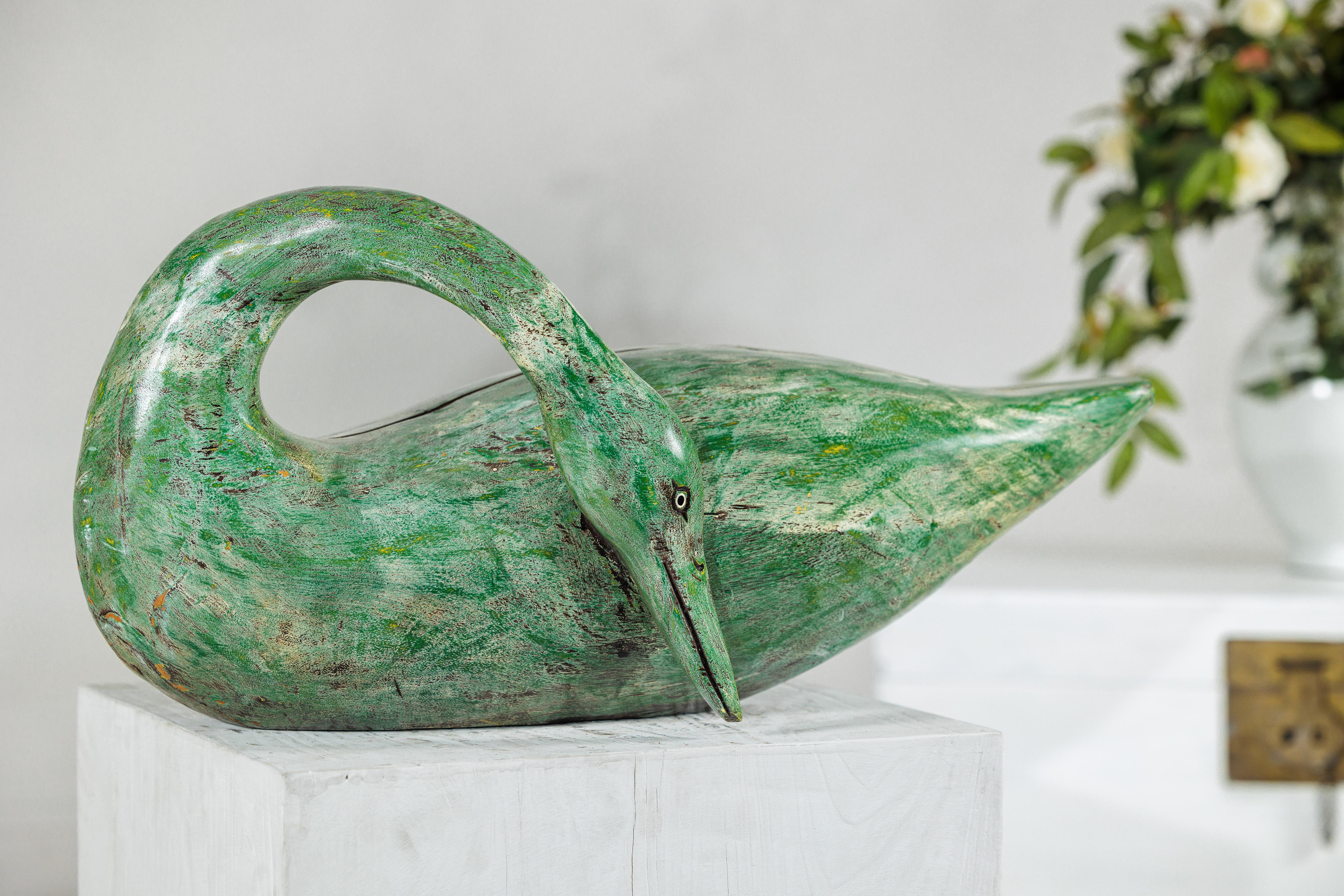 XX secolo Cigno vintage in legno dipinto di verde con collo curvo intagliato in vendita
