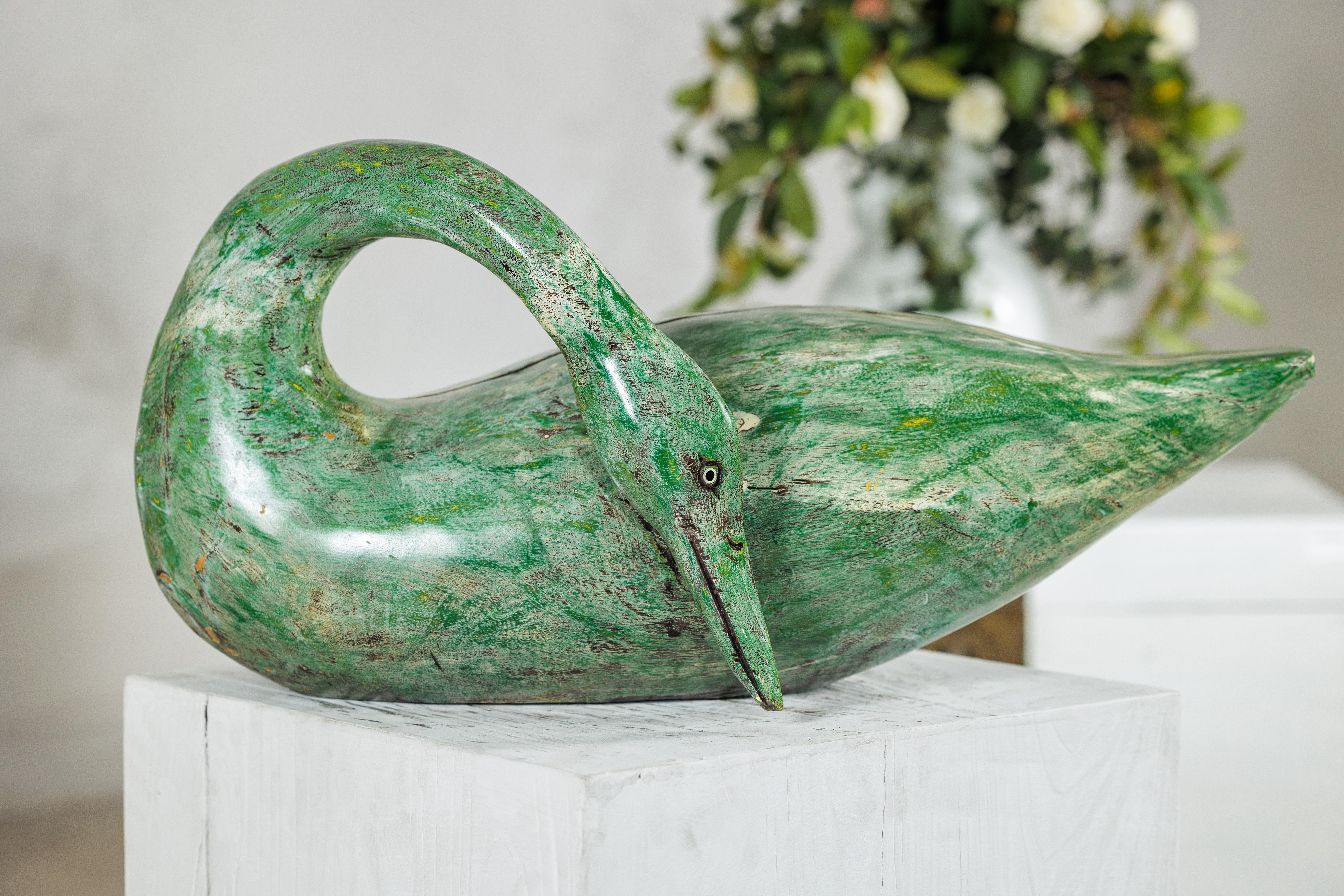 Cigno vintage in legno dipinto di verde con collo curvo intagliato in vendita 1
